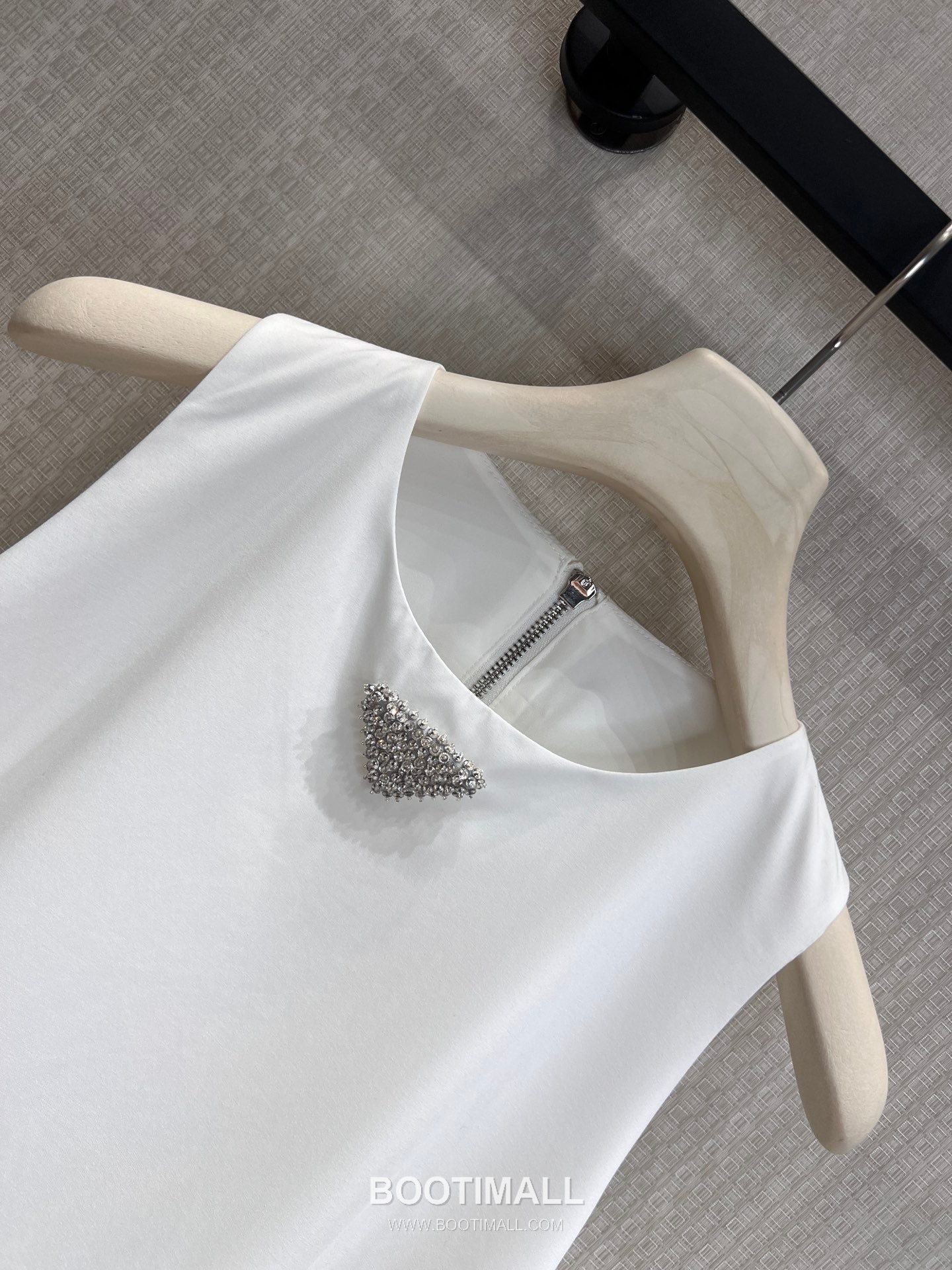 Prada SS26 Polyester Sleeveless Dress Triangle Crystal Logo A-Line 프라다 SS26 폴리에스터 민소매 원피스 트라이앵글 크리스탈 로고 A라인 블랙 원피스 12