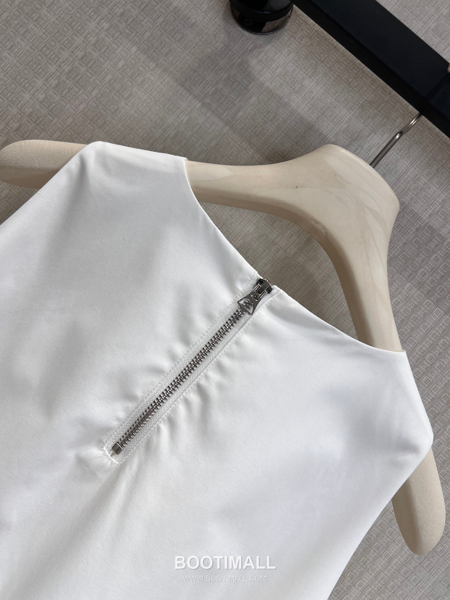 Prada SS26 Polyester Sleeveless Dress Triangle Crystal Logo A-Line 프라다 SS26 폴리에스터 민소매 원피스 트라이앵글 크리스탈 로고 A라인 블랙 원피스 13