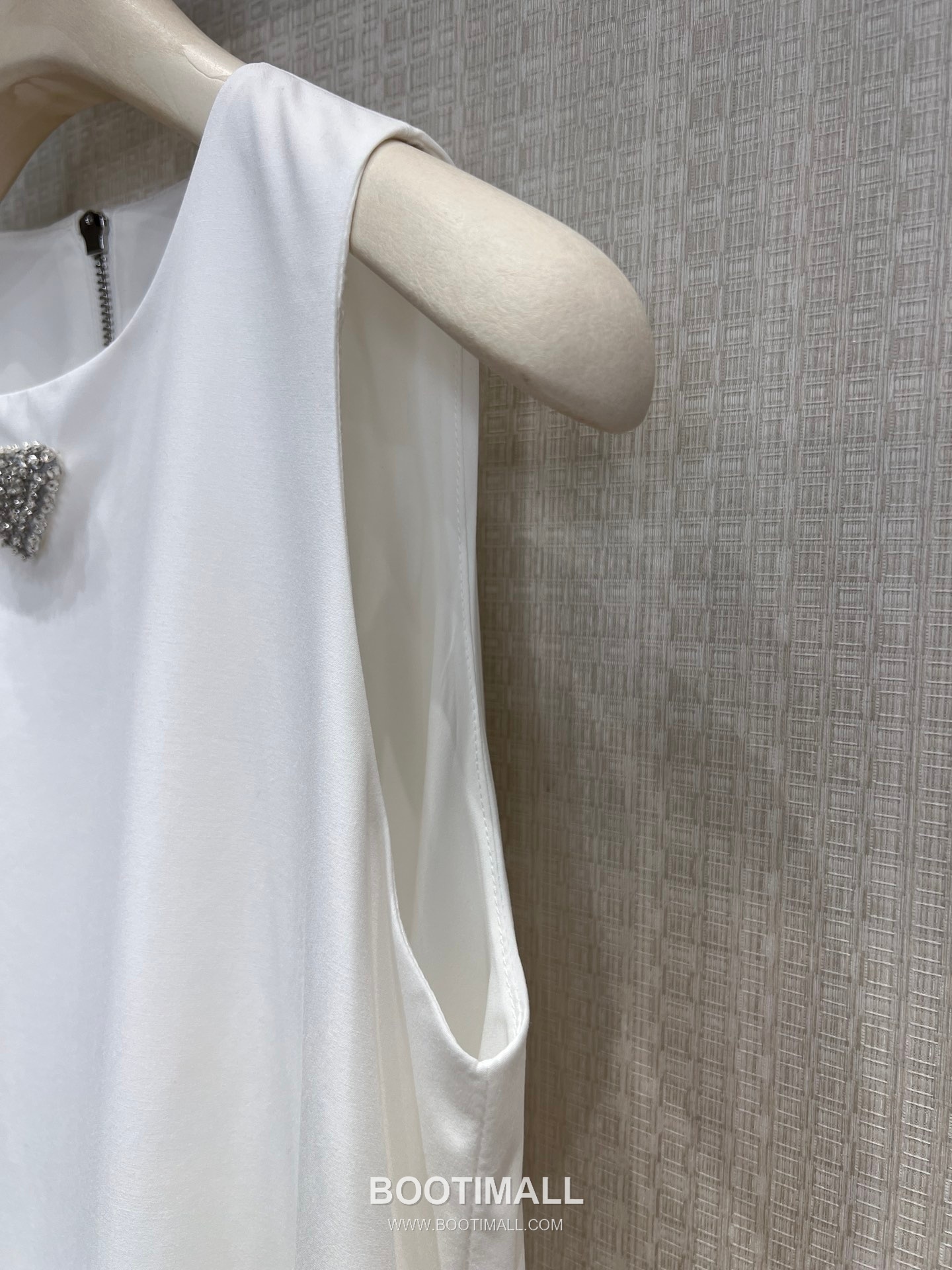 Prada SS26 Polyester Sleeveless Dress Triangle Crystal Logo A-Line 프라다 SS26 폴리에스터 민소매 원피스 트라이앵글 크리스탈 로고 A라인 블랙 원피스 15