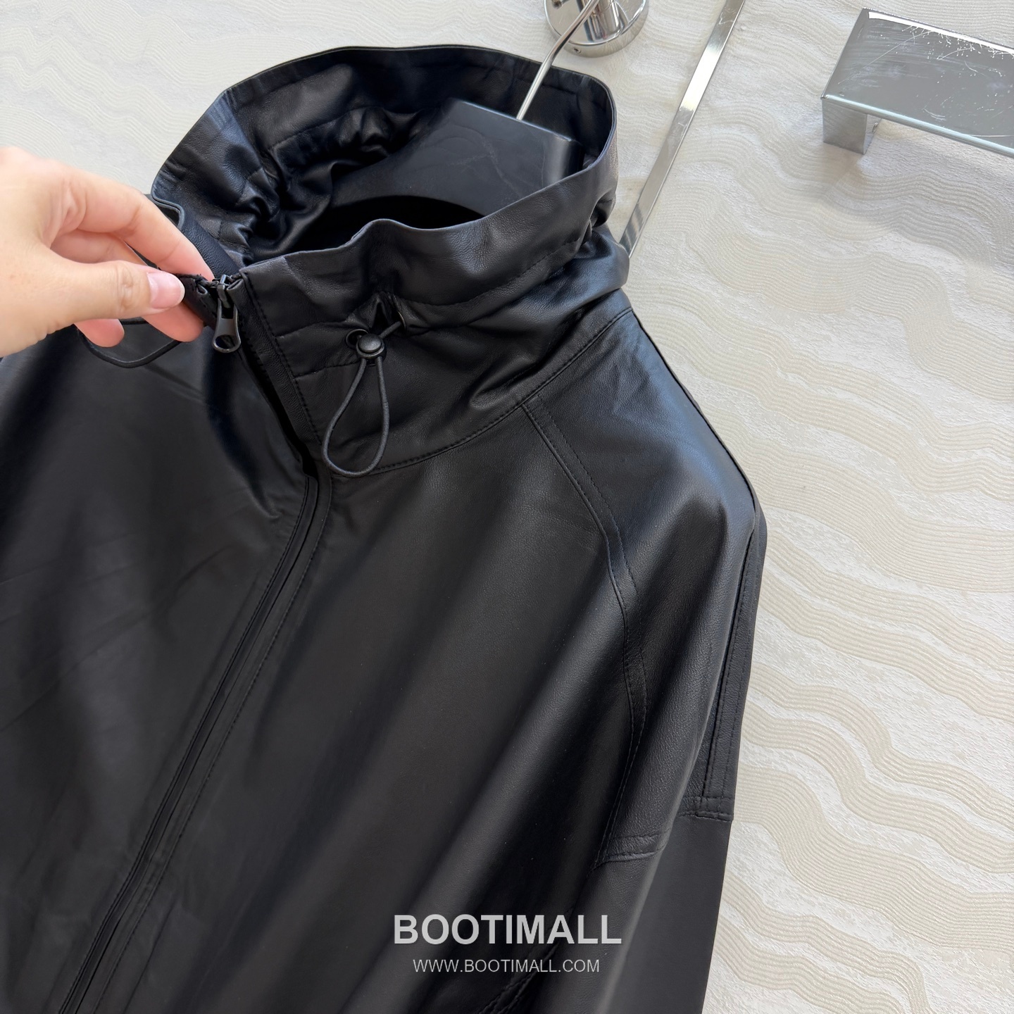 The Row SS26 Lambskin Leather Jacket Stand Collar Drawstring Zip 더로우 SS26 램스킨 레더 재킷 스탠드 카라 드로스트링 집업 블랙 재킷 3