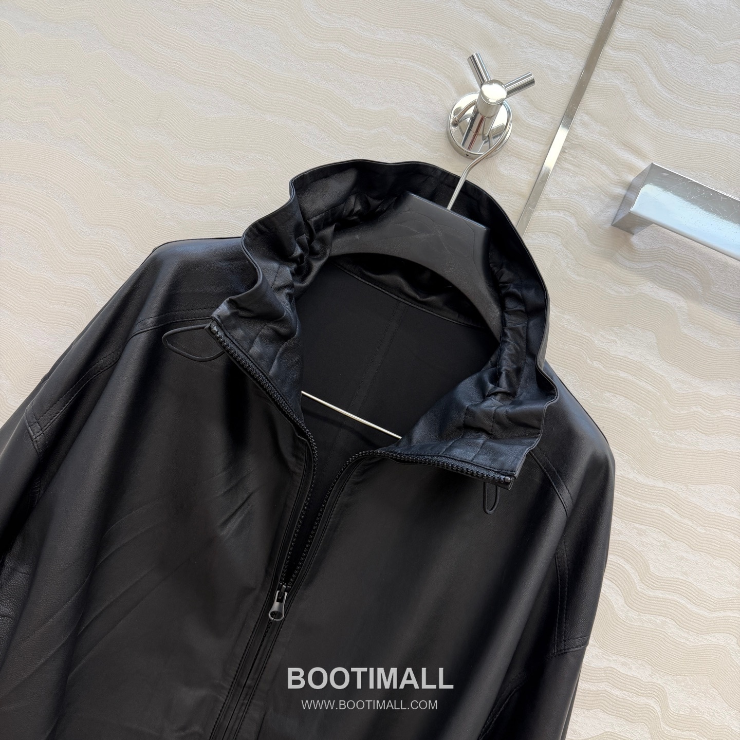 The Row SS26 Lambskin Leather Jacket Stand Collar Drawstring Zip 더로우 SS26 램스킨 레더 재킷 스탠드 카라 드로스트링 집업 블랙 재킷 4