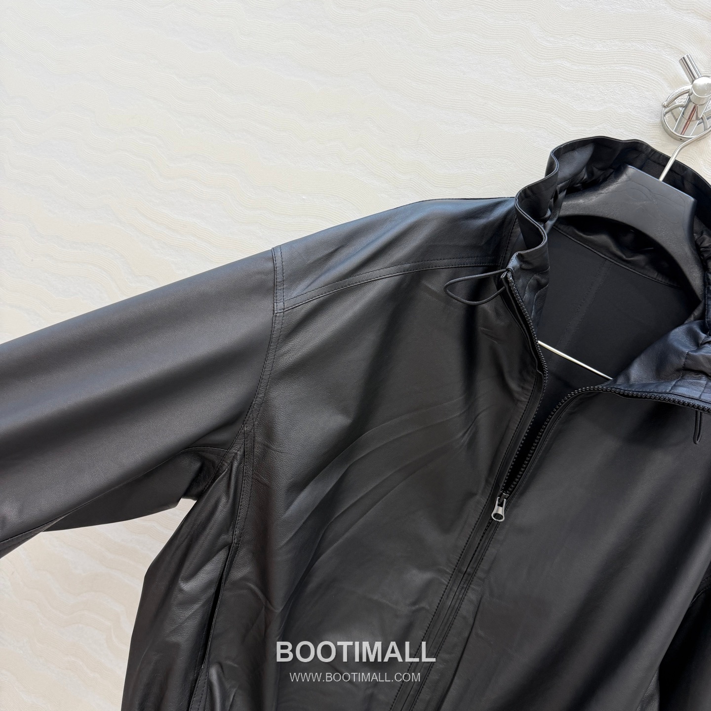 The Row SS26 Lambskin Leather Jacket Stand Collar Drawstring Zip 더로우 SS26 램스킨 레더 재킷 스탠드 카라 드로스트링 집업 블랙 재킷 5