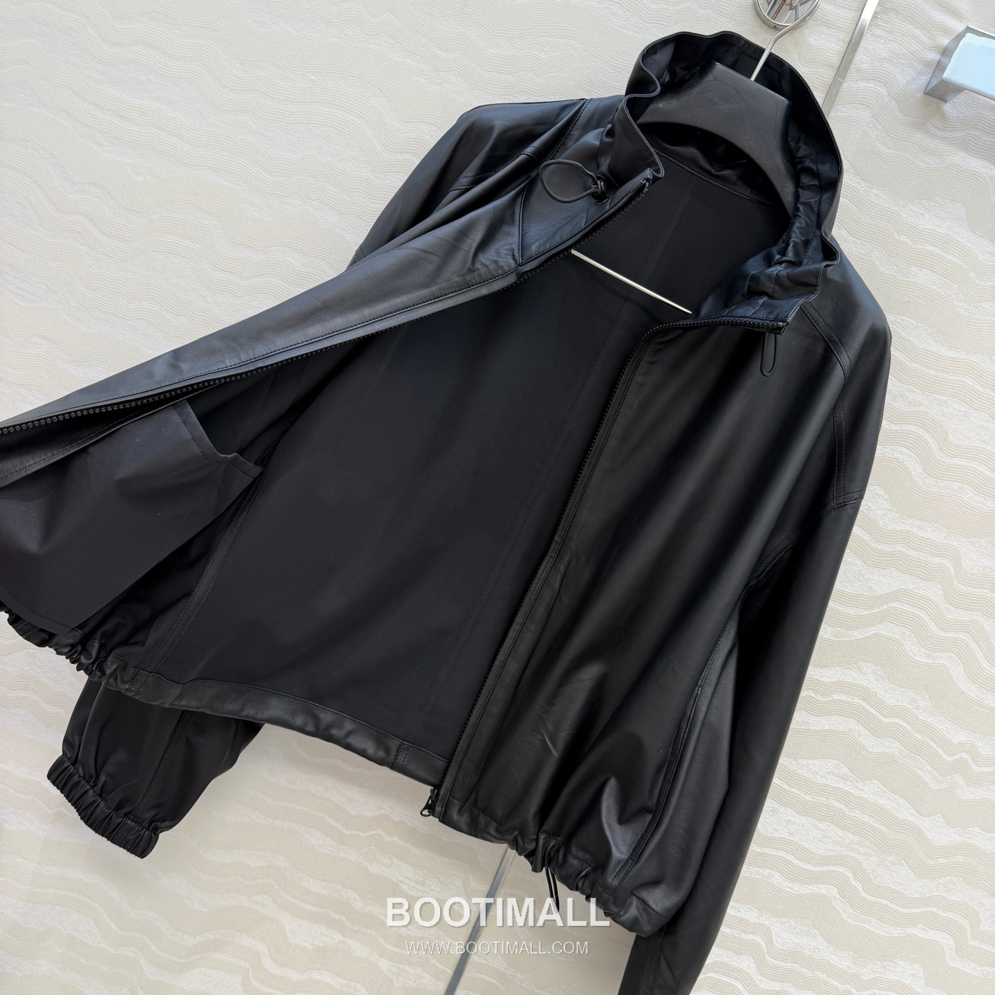 The Row SS26 Lambskin Leather Jacket Stand Collar Drawstring Zip 더로우 SS26 램스킨 레더 재킷 스탠드 카라 드로스트링 집업 블랙 재킷 8