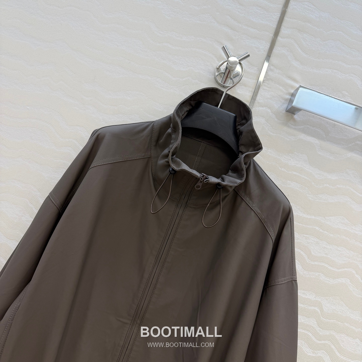 The Row SS26 Lambskin Leather Jacket Stand Collar Drawstring Zip 더로우 SS26 램스킨 레더 재킷 스탠드 카라 드로스트링 집업 블랙 재킷 2