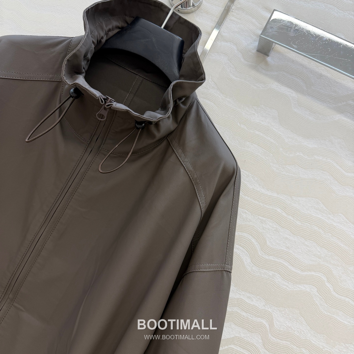The Row SS26 Lambskin Leather Jacket Stand Collar Drawstring Zip 더로우 SS26 램스킨 레더 재킷 스탠드 카라 드로스트링 집업 블랙 재킷 3