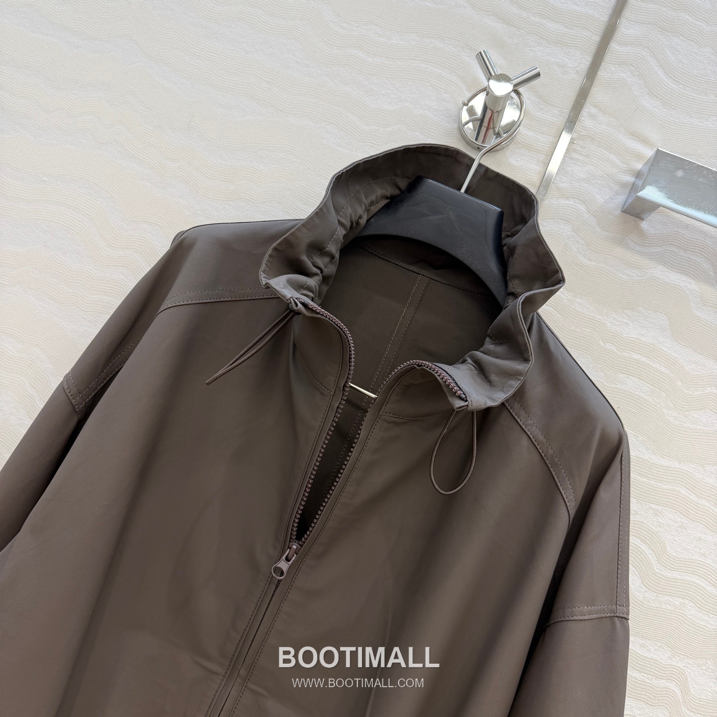 The Row SS26 Lambskin Leather Jacket Stand Collar Drawstring Zip 더로우 SS26 램스킨 레더 재킷 스탠드 카라 드로스트링 집업 블랙 재킷 5