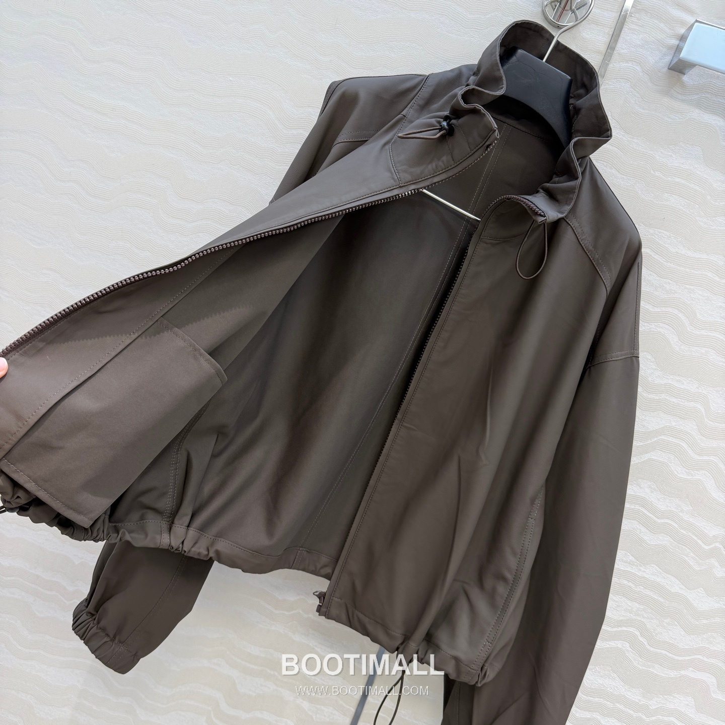 The Row SS26 Lambskin Leather Jacket Stand Collar Drawstring Zip 더로우 SS26 램스킨 레더 재킷 스탠드 카라 드로스트링 집업 블랙 재킷 8