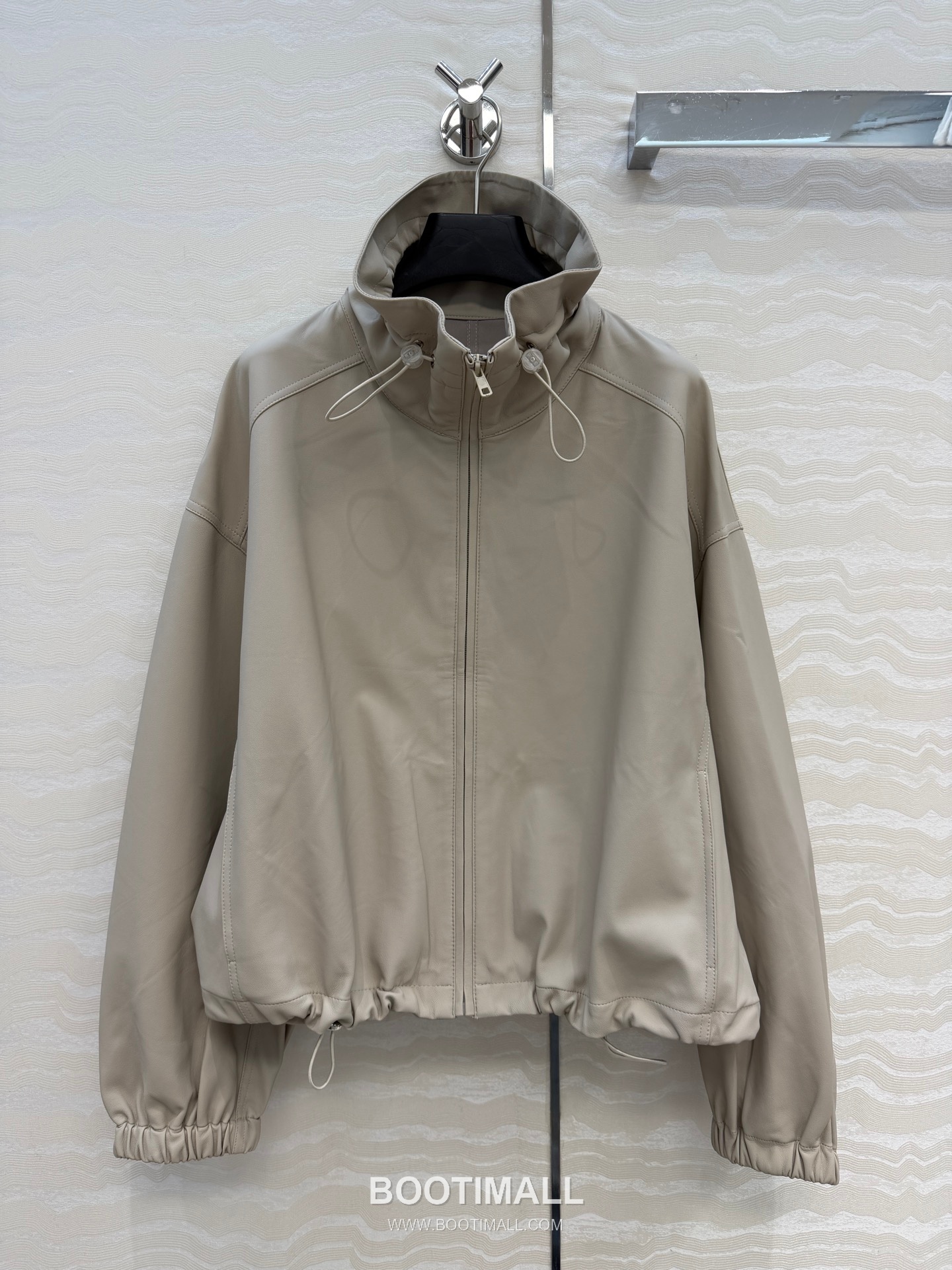 The Row SS26 Lambskin Leather Jacket Stand Collar Drawstring Zip 더로우 SS26 램스킨 레더 재킷 스탠드 카라 드로스트링 집업 블랙 재킷 1
