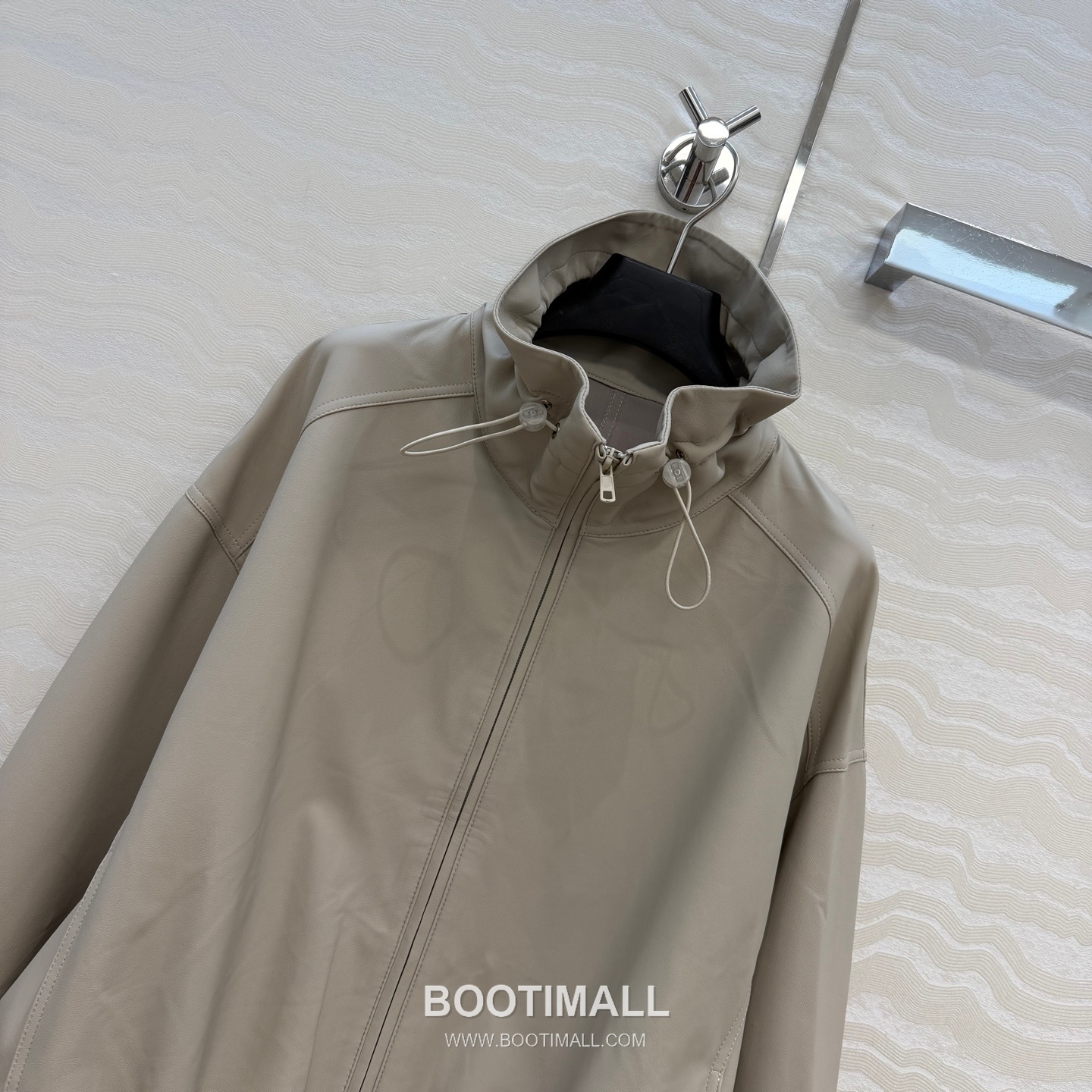 The Row SS26 Lambskin Leather Jacket Stand Collar Drawstring Zip 더로우 SS26 램스킨 레더 재킷 스탠드 카라 드로스트링 집업 블랙 재킷 2