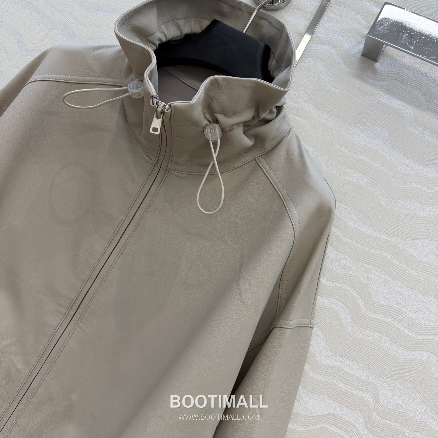 The Row SS26 Lambskin Leather Jacket Stand Collar Drawstring Zip 더로우 SS26 램스킨 레더 재킷 스탠드 카라 드로스트링 집업 블랙 재킷 3