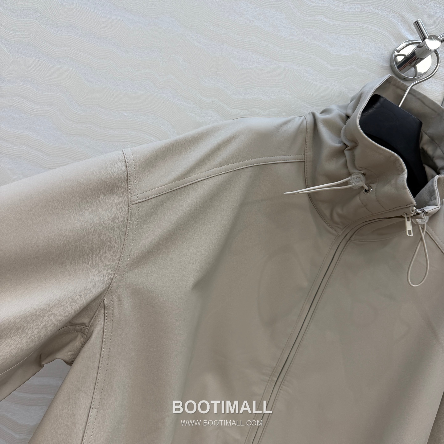 The Row SS26 Lambskin Leather Jacket Stand Collar Drawstring Zip 더로우 SS26 램스킨 레더 재킷 스탠드 카라 드로스트링 집업 블랙 재킷 4