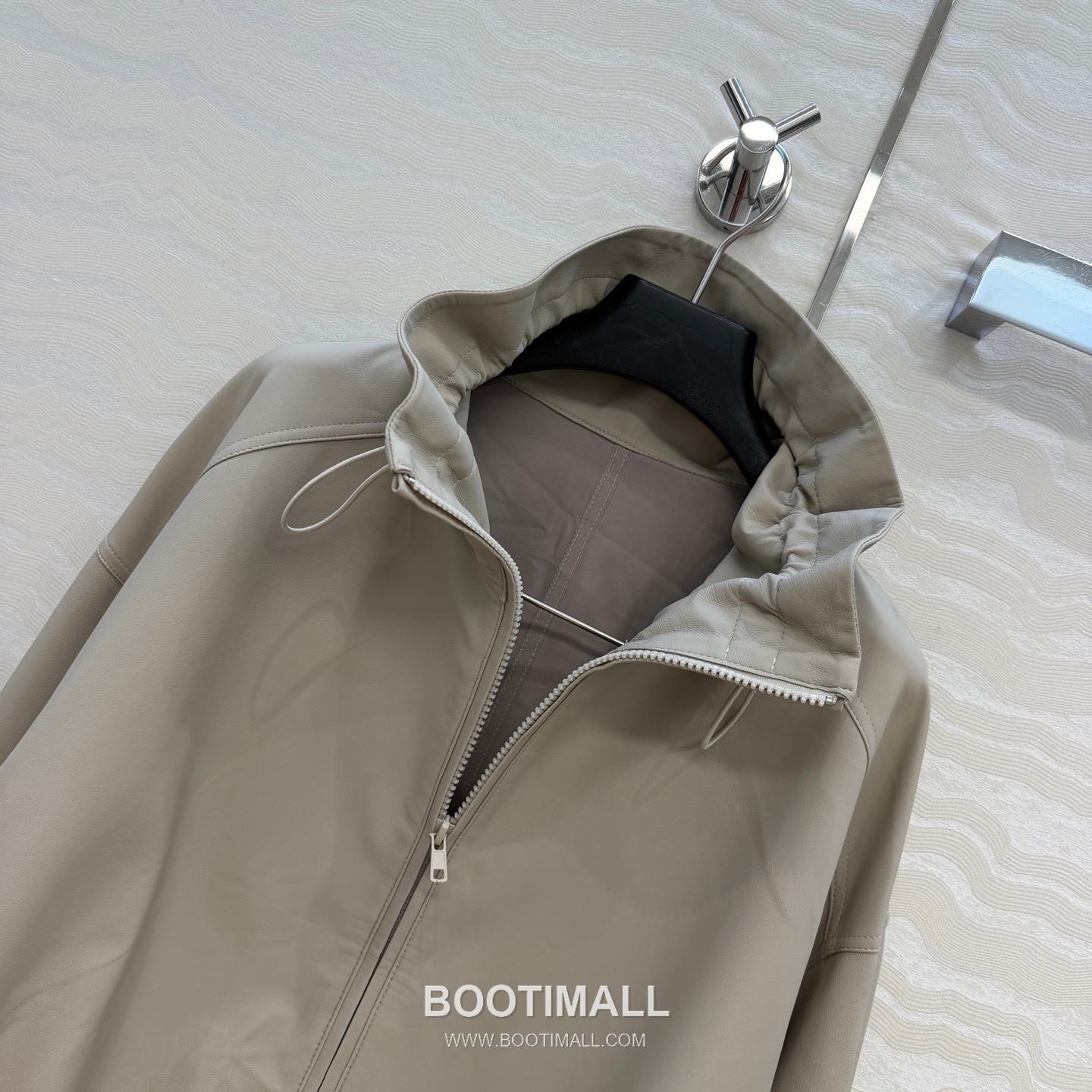 The Row SS26 Lambskin Leather Jacket Stand Collar Drawstring Zip 더로우 SS26 램스킨 레더 재킷 스탠드 카라 드로스트링 집업 블랙 재킷 5