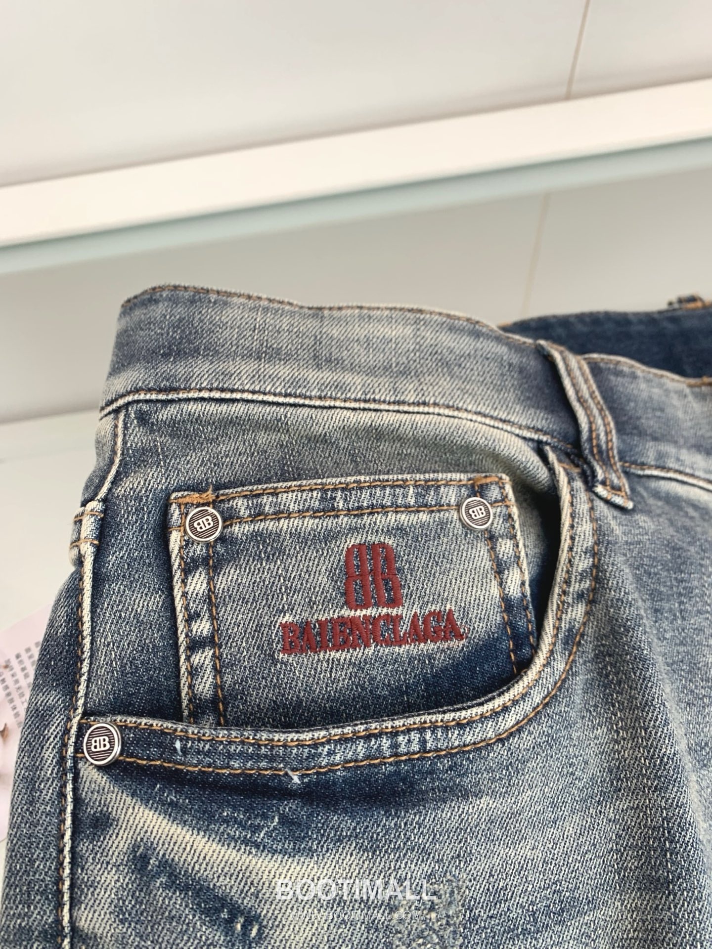 발렌시아가 2026 SS 코튼 데님 블루 워싱 로고 자수 스트레이트핏 진 Balenciaga 2026 SS Cotton Denim Blue Washed Logo Embroidered Straight Fit Jeans D29573 M 4