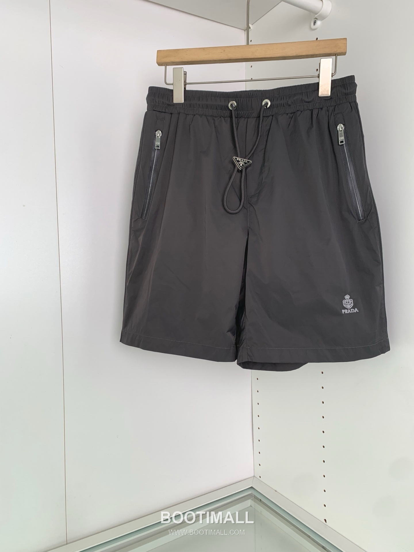 프라다 2026 SS 폴리에스터 블랙 로고 자수 레이저 펀칭 비치 쇼츠 그레이 Prada 2026 SS Polyester Black Logo Embroidered Laser Cut Beach Shorts D22543 1