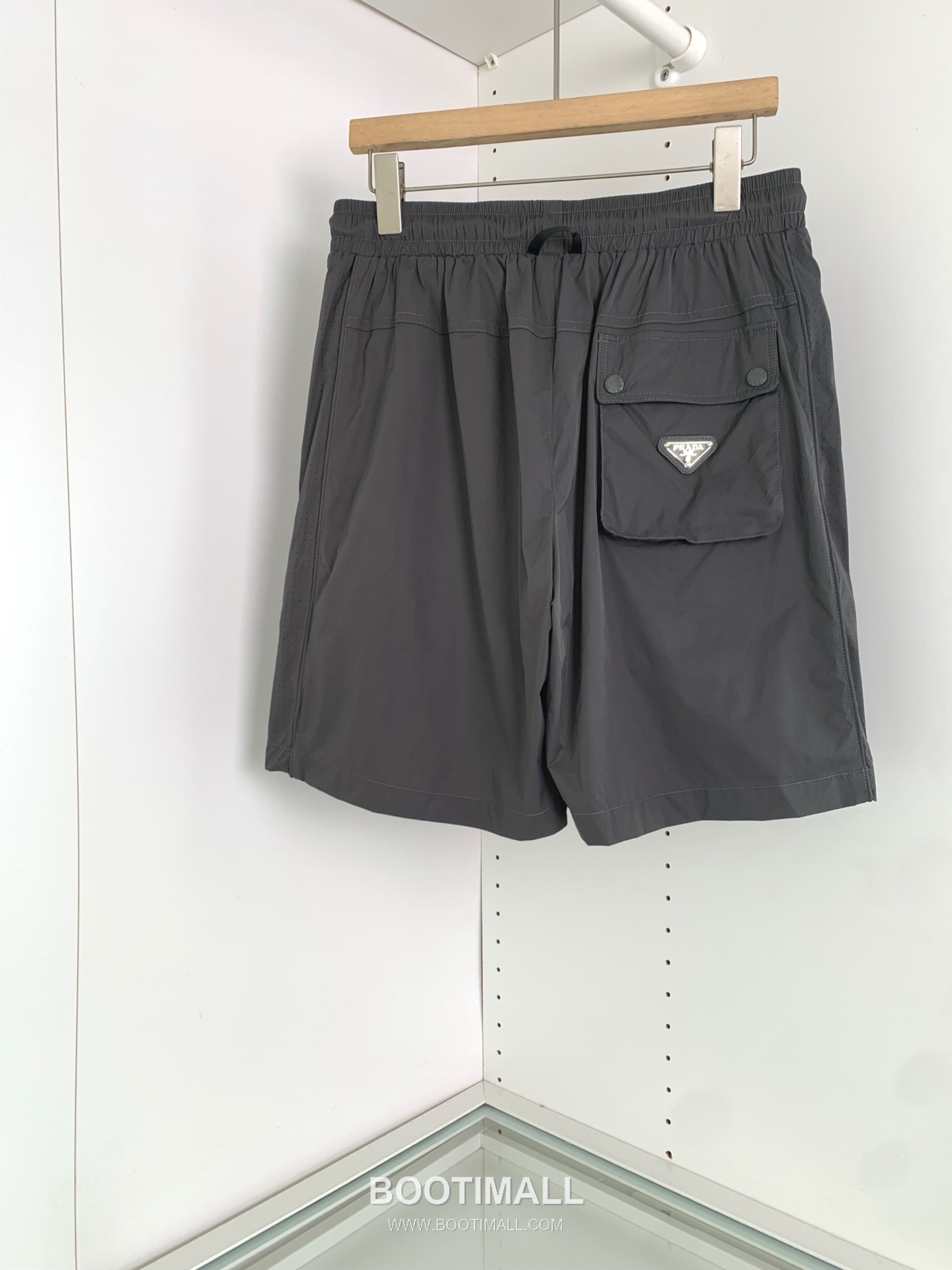 프라다 2026 SS 폴리에스터 블랙 로고 자수 레이저 펀칭 비치 쇼츠 그레이 Prada 2026 SS Polyester Black Logo Embroidered Laser Cut Beach Shorts D22543 2
