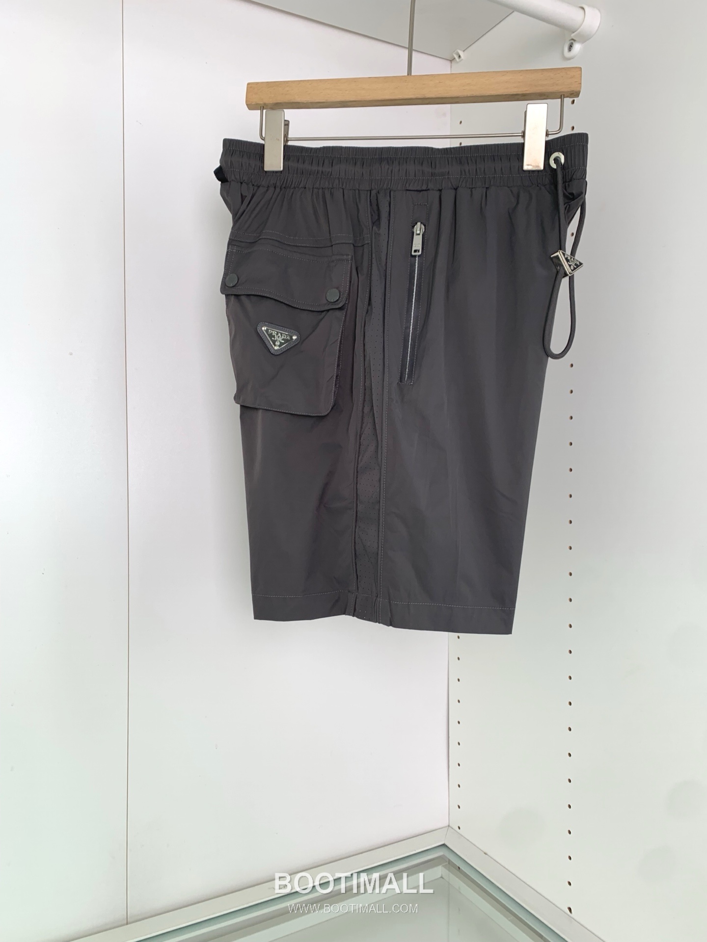 프라다 2026 SS 폴리에스터 블랙 로고 자수 레이저 펀칭 비치 쇼츠 그레이 Prada 2026 SS Polyester Black Logo Embroidered Laser Cut Beach Shorts D22543 3