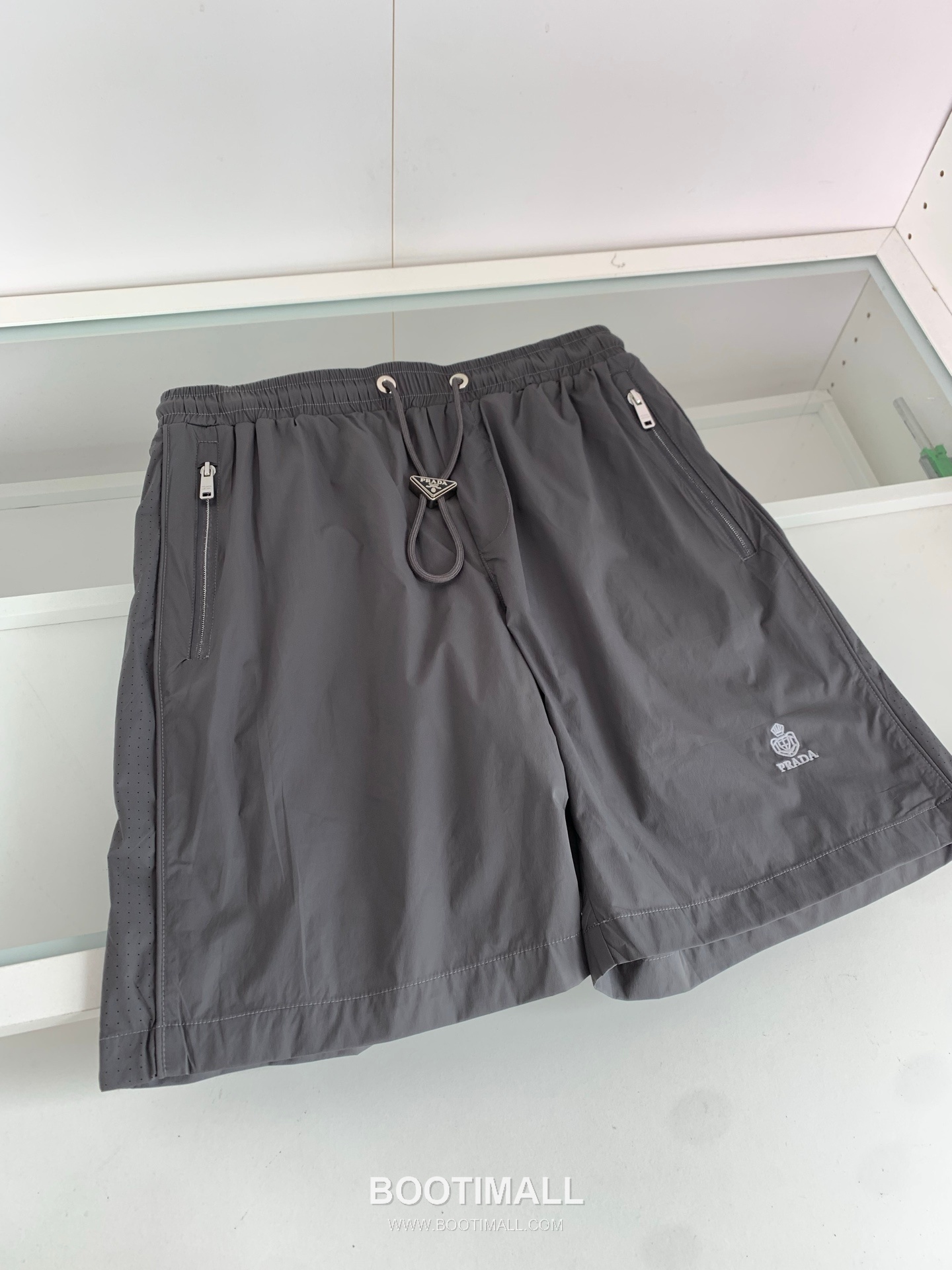 프라다 2026 SS 폴리에스터 블랙 로고 자수 레이저 펀칭 비치 쇼츠 그레이 Prada 2026 SS Polyester Black Logo Embroidered Laser Cut Beach Shorts D22543 4