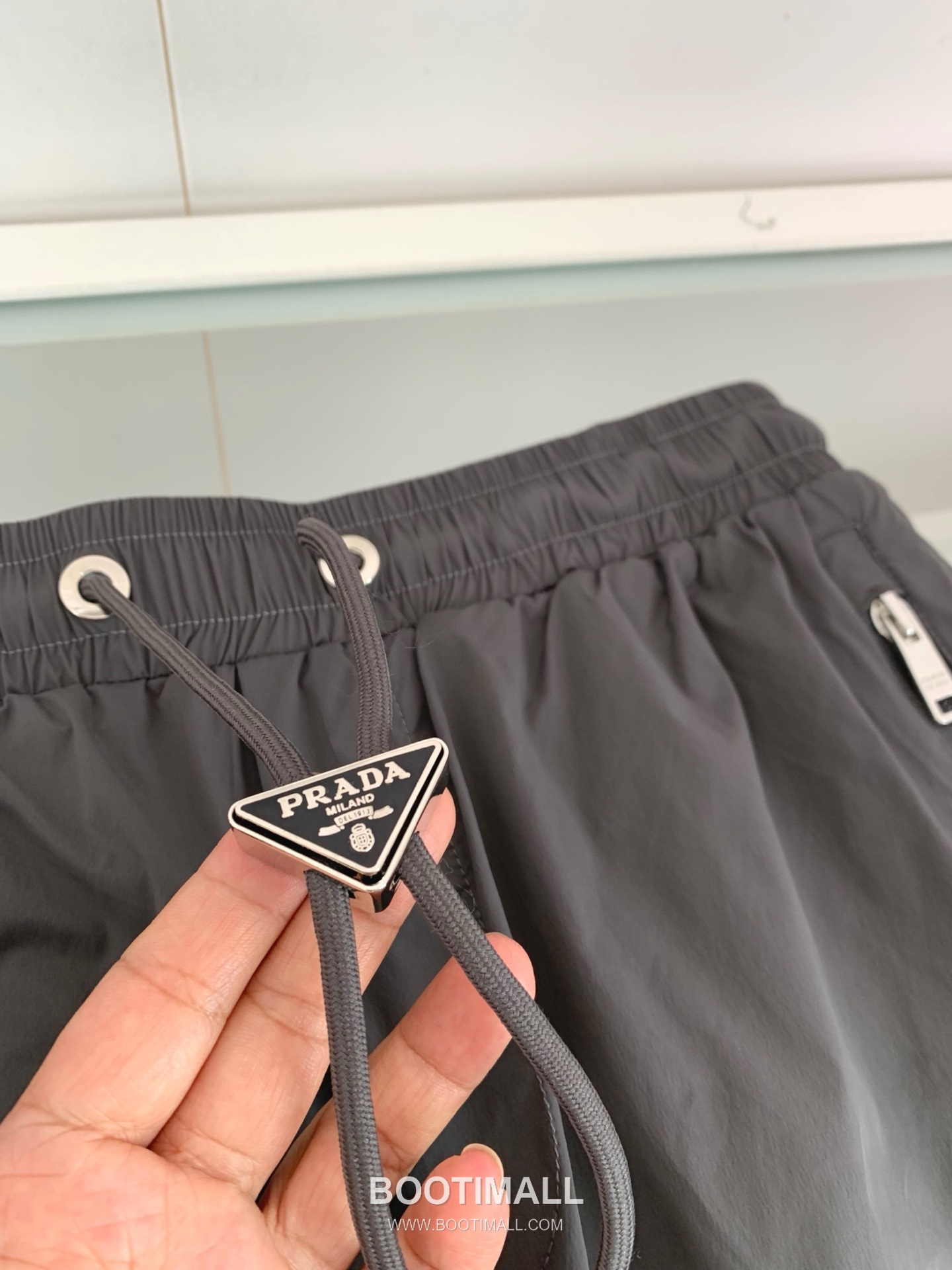 프라다 2026 SS 폴리에스터 블랙 로고 자수 레이저 펀칭 비치 쇼츠 그레이 Prada 2026 SS Polyester Black Logo Embroidered Laser Cut Beach Shorts D22543 5