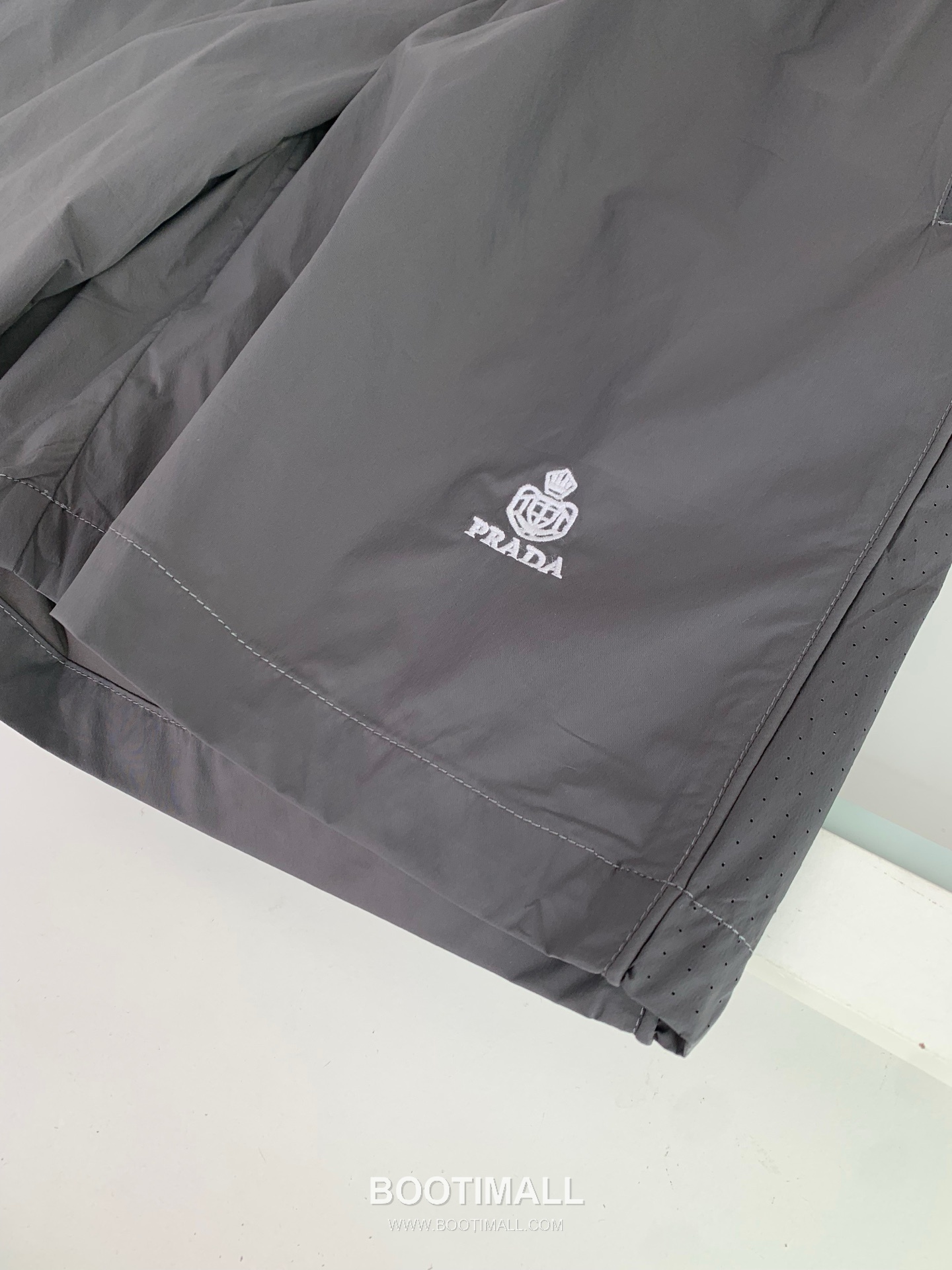 프라다 2026 SS 폴리에스터 블랙 로고 자수 레이저 펀칭 비치 쇼츠 그레이 Prada 2026 SS Polyester Black Logo Embroidered Laser Cut Beach Shorts D22543 6