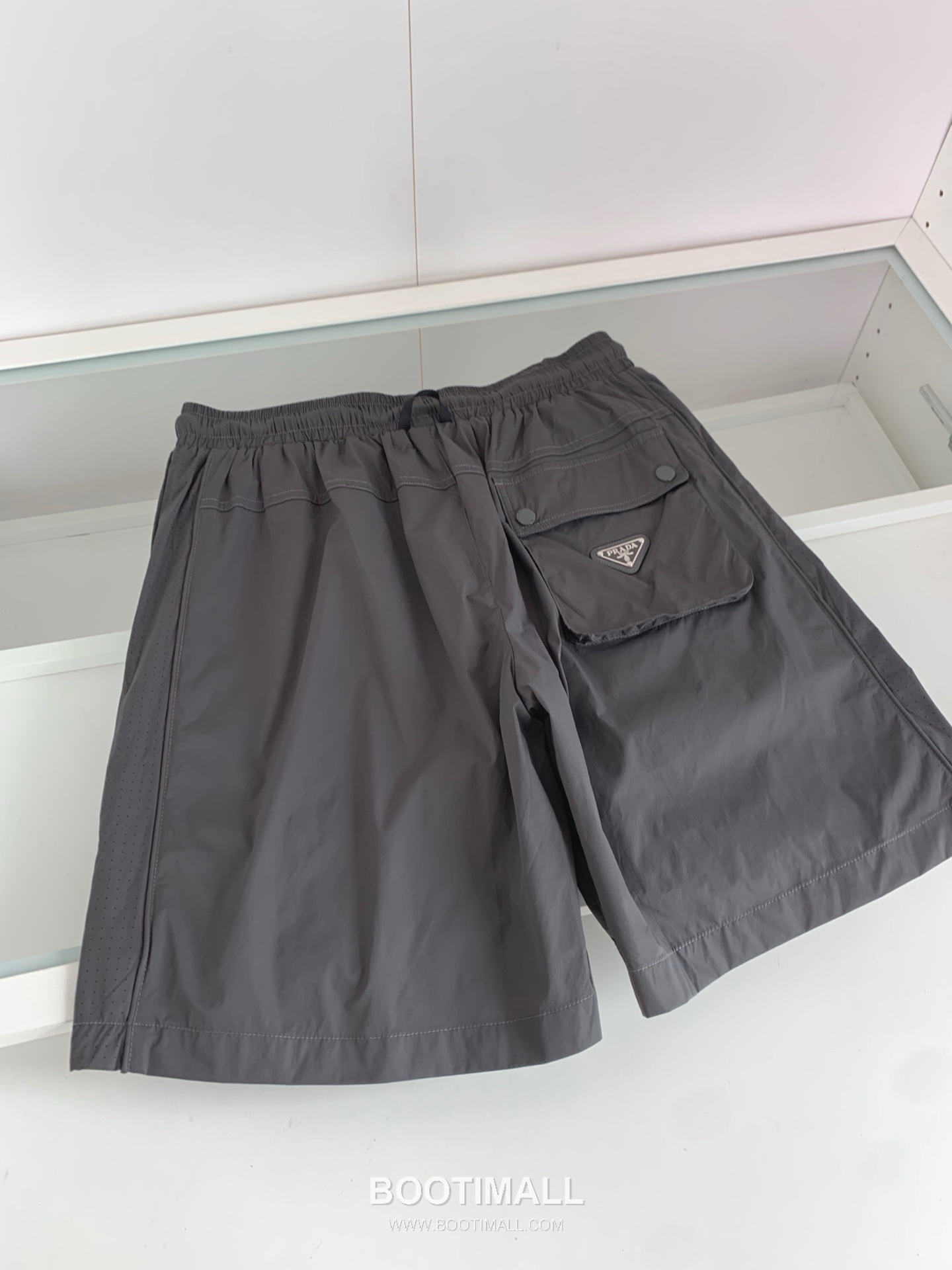 프라다 2026 SS 폴리에스터 블랙 로고 자수 레이저 펀칭 비치 쇼츠 그레이 Prada 2026 SS Polyester Black Logo Embroidered Laser Cut Beach Shorts D22543 7