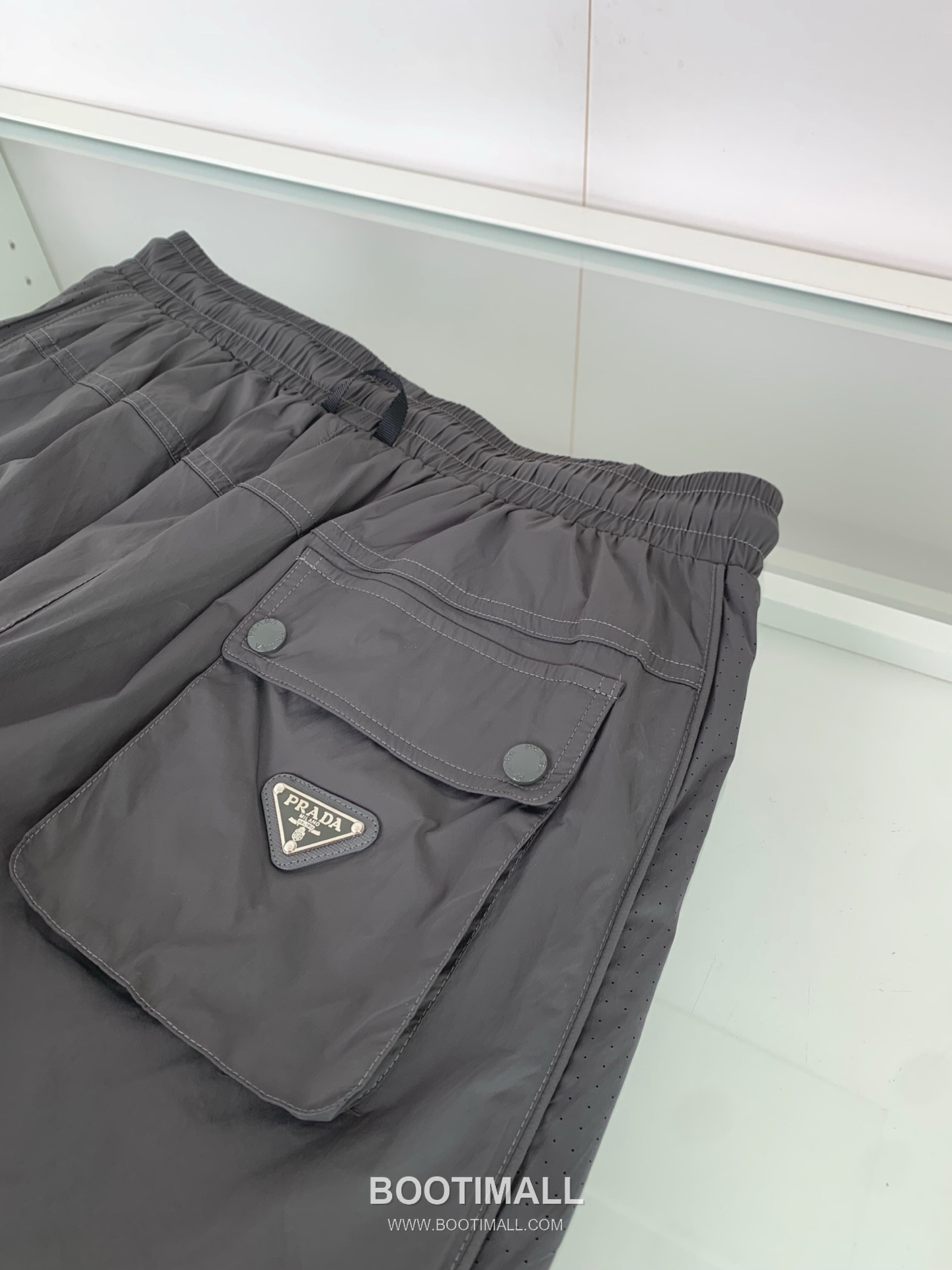 프라다 2026 SS 폴리에스터 블랙 로고 자수 레이저 펀칭 비치 쇼츠 그레이 Prada 2026 SS Polyester Black Logo Embroidered Laser Cut Beach Shorts D22543 8