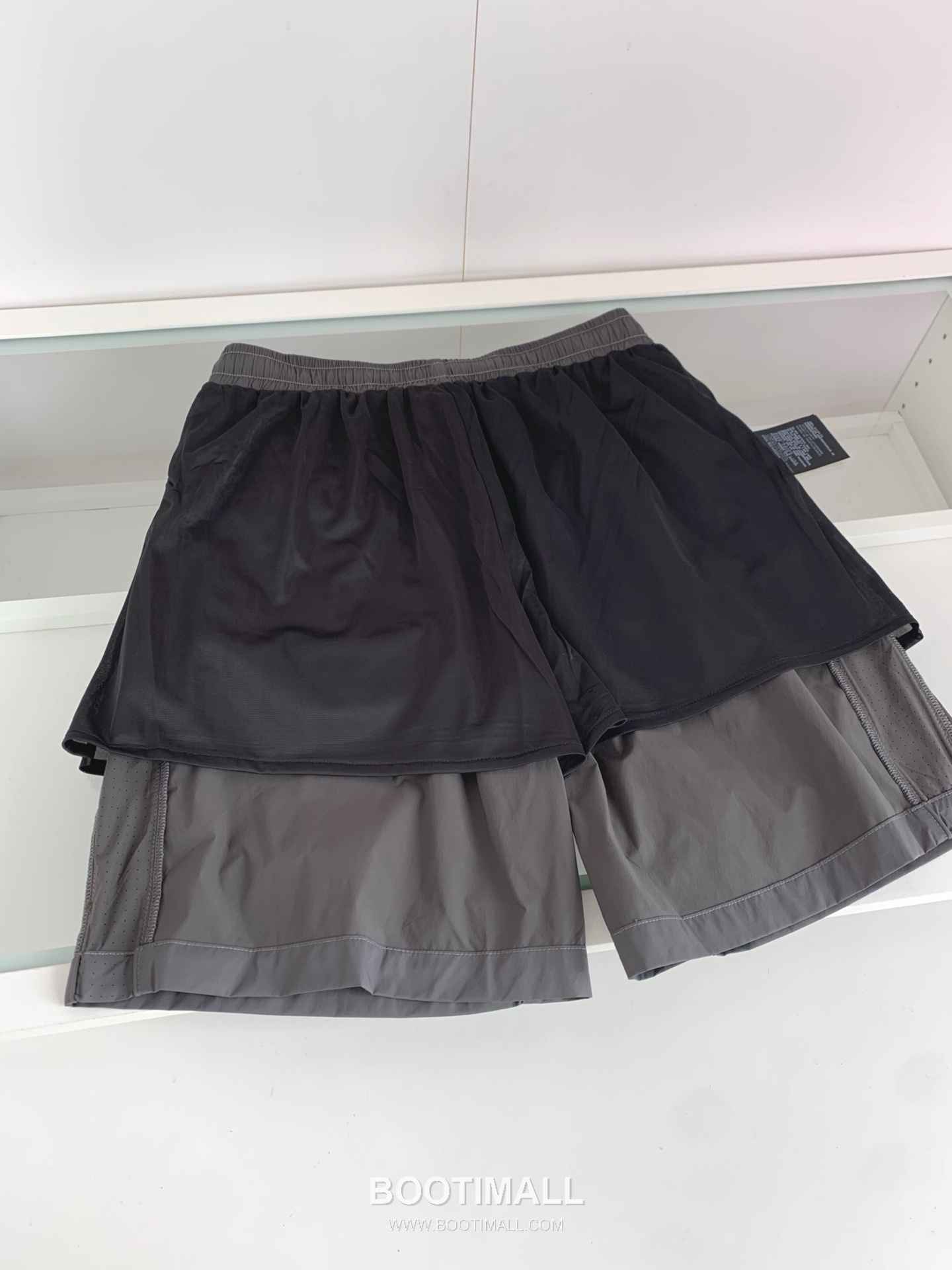 프라다 2026 SS 폴리에스터 블랙 로고 자수 레이저 펀칭 비치 쇼츠 그레이 Prada 2026 SS Polyester Black Logo Embroidered Laser Cut Beach Shorts D22543 9