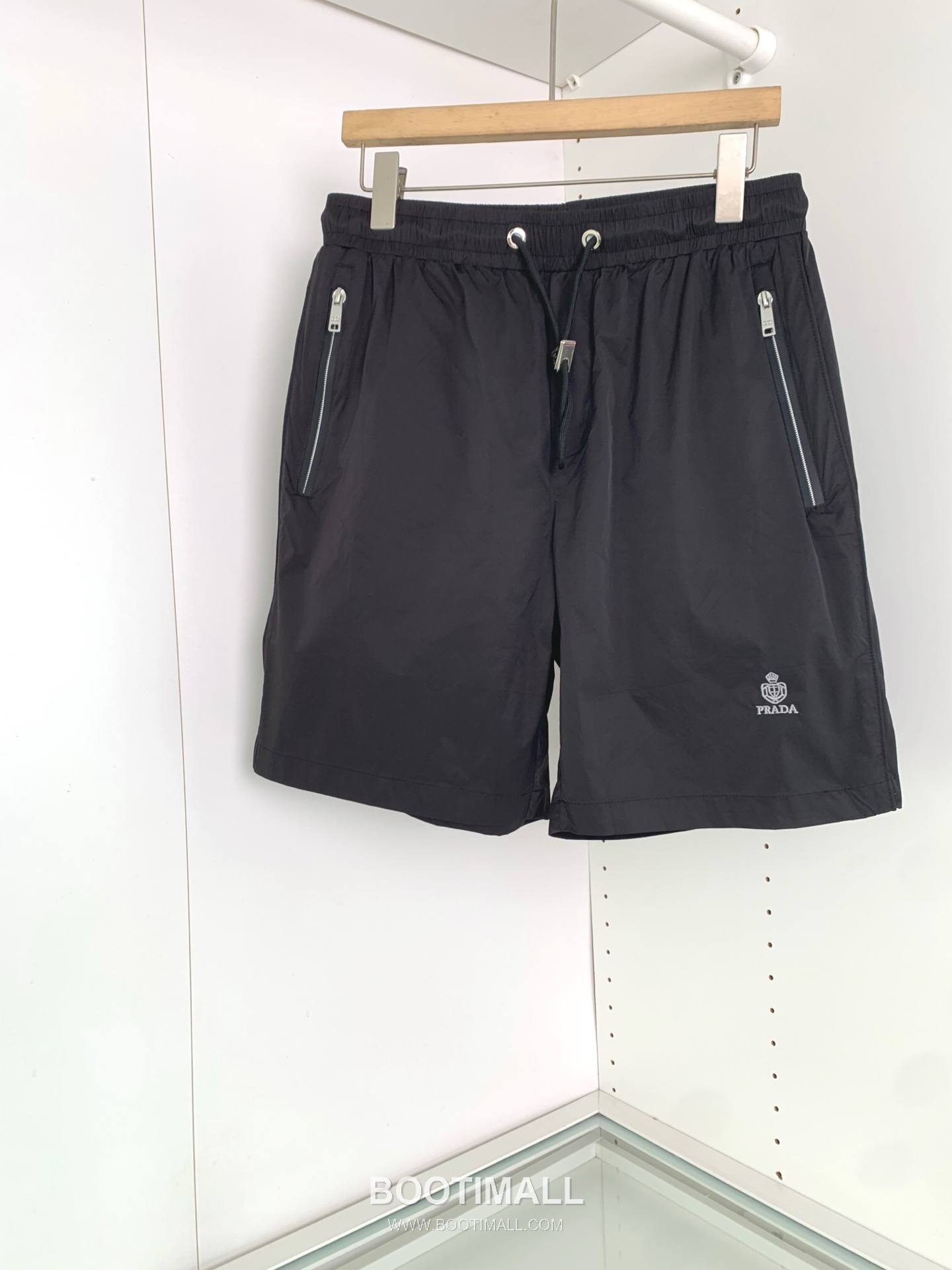 프라다 2026 SS 폴리에스터 블랙 로고 자수 레이저 펀칭 비치 쇼츠 블랙 Prada 2026 SS Polyester Black Logo Embroidered Laser Cut Beach Shorts D22543 1