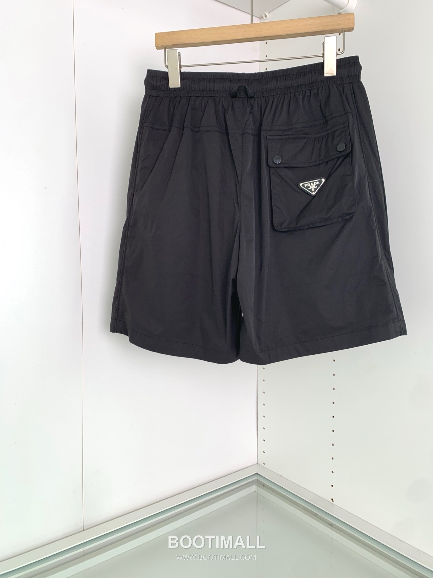 프라다 2026 SS 폴리에스터 블랙 로고 자수 레이저 펀칭 비치 쇼츠 블랙 Prada 2026 SS Polyester Black Logo Embroidered Laser Cut Beach Shorts D22543 2