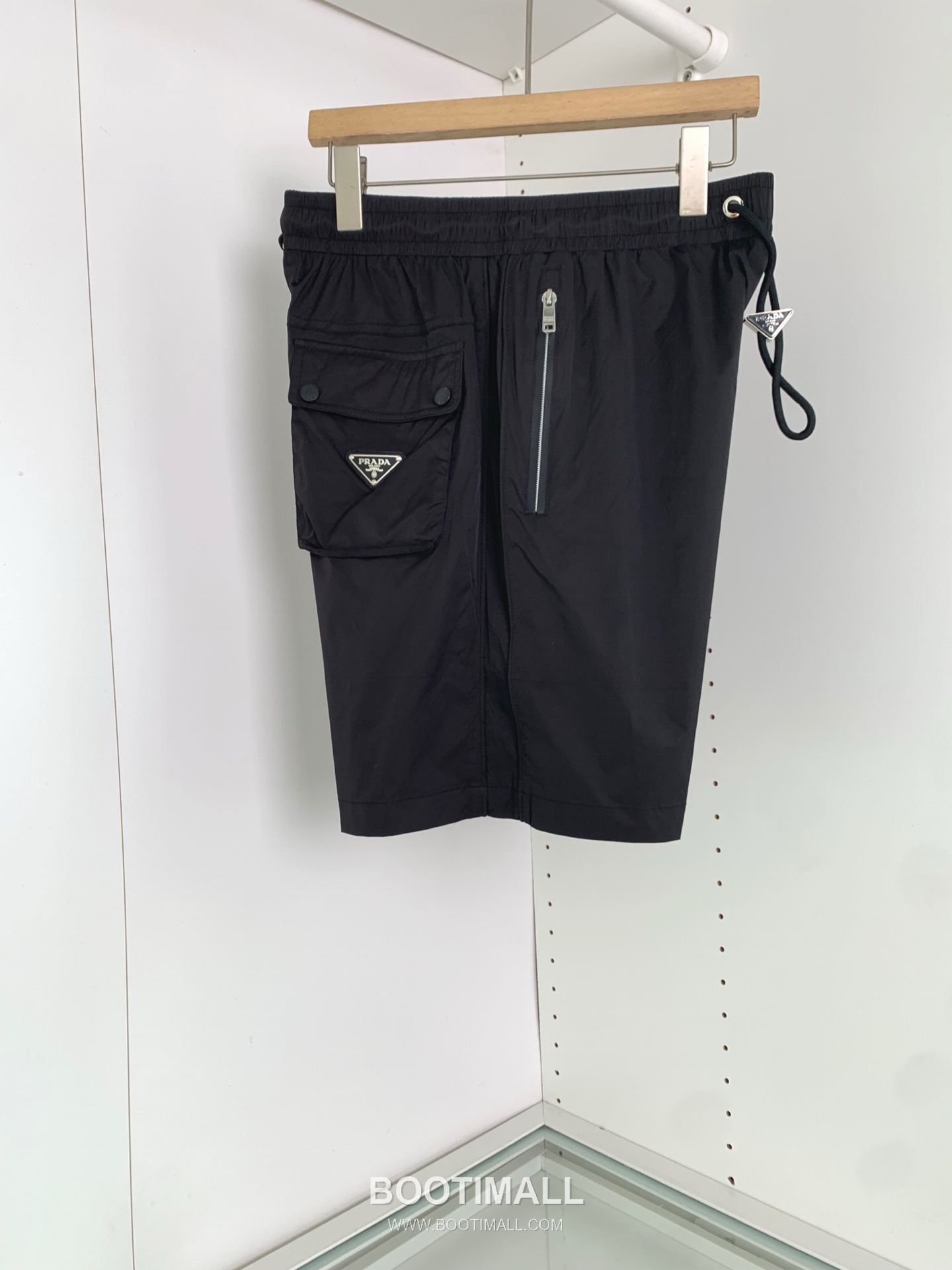프라다 2026 SS 폴리에스터 블랙 로고 자수 레이저 펀칭 비치 쇼츠 블랙 Prada 2026 SS Polyester Black Logo Embroidered Laser Cut Beach Shorts D22543 3