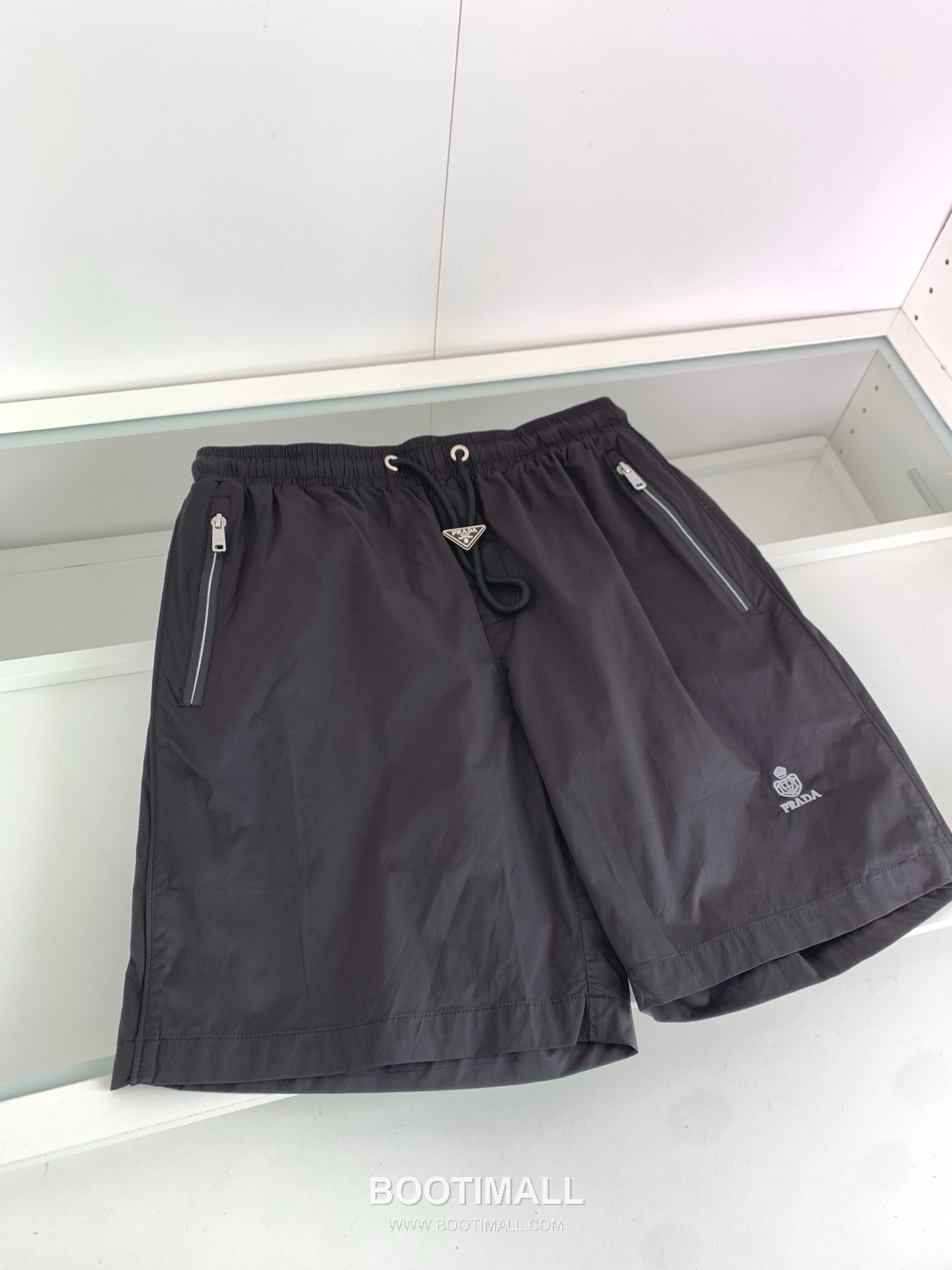 프라다 2026 SS 폴리에스터 블랙 로고 자수 레이저 펀칭 비치 쇼츠 블랙 Prada 2026 SS Polyester Black Logo Embroidered Laser Cut Beach Shorts D22543 4