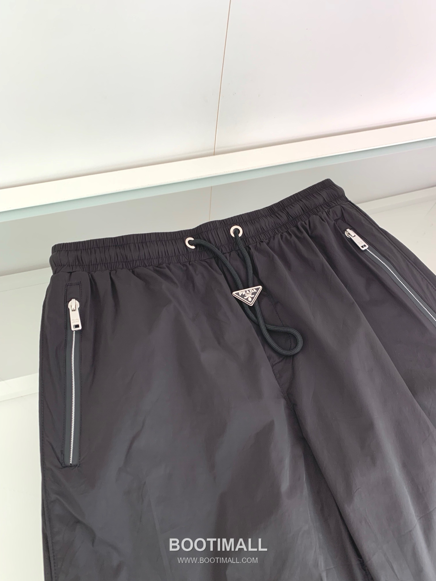 프라다 2026 SS 폴리에스터 블랙 로고 자수 레이저 펀칭 비치 쇼츠 블랙 Prada 2026 SS Polyester Black Logo Embroidered Laser Cut Beach Shorts D22543 5