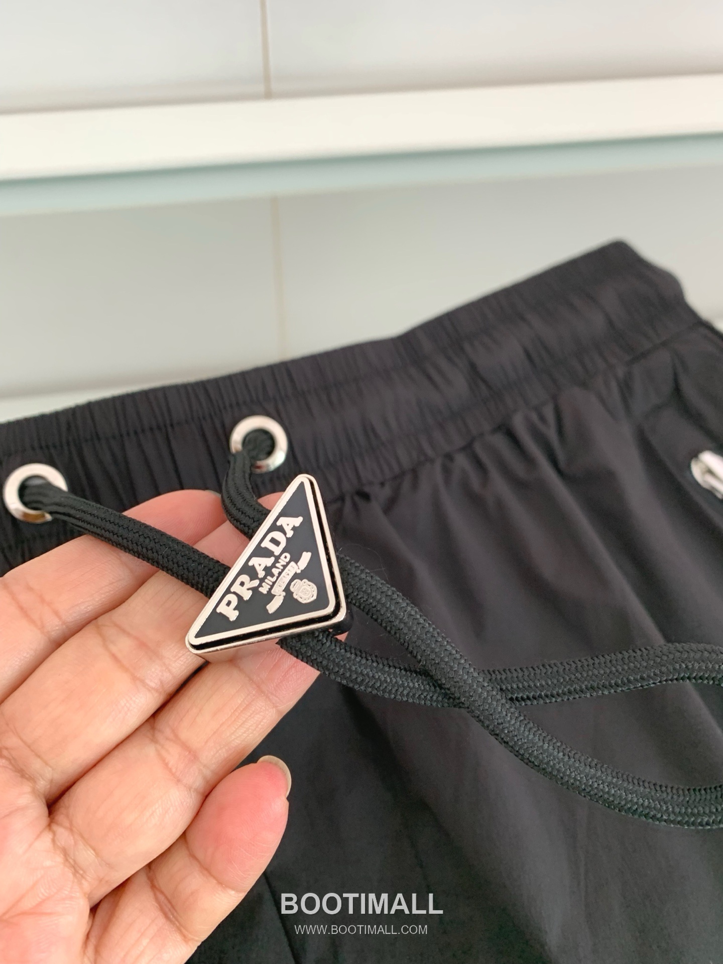 프라다 2026 SS 폴리에스터 블랙 로고 자수 레이저 펀칭 비치 쇼츠 블랙 Prada 2026 SS Polyester Black Logo Embroidered Laser Cut Beach Shorts D22543 6