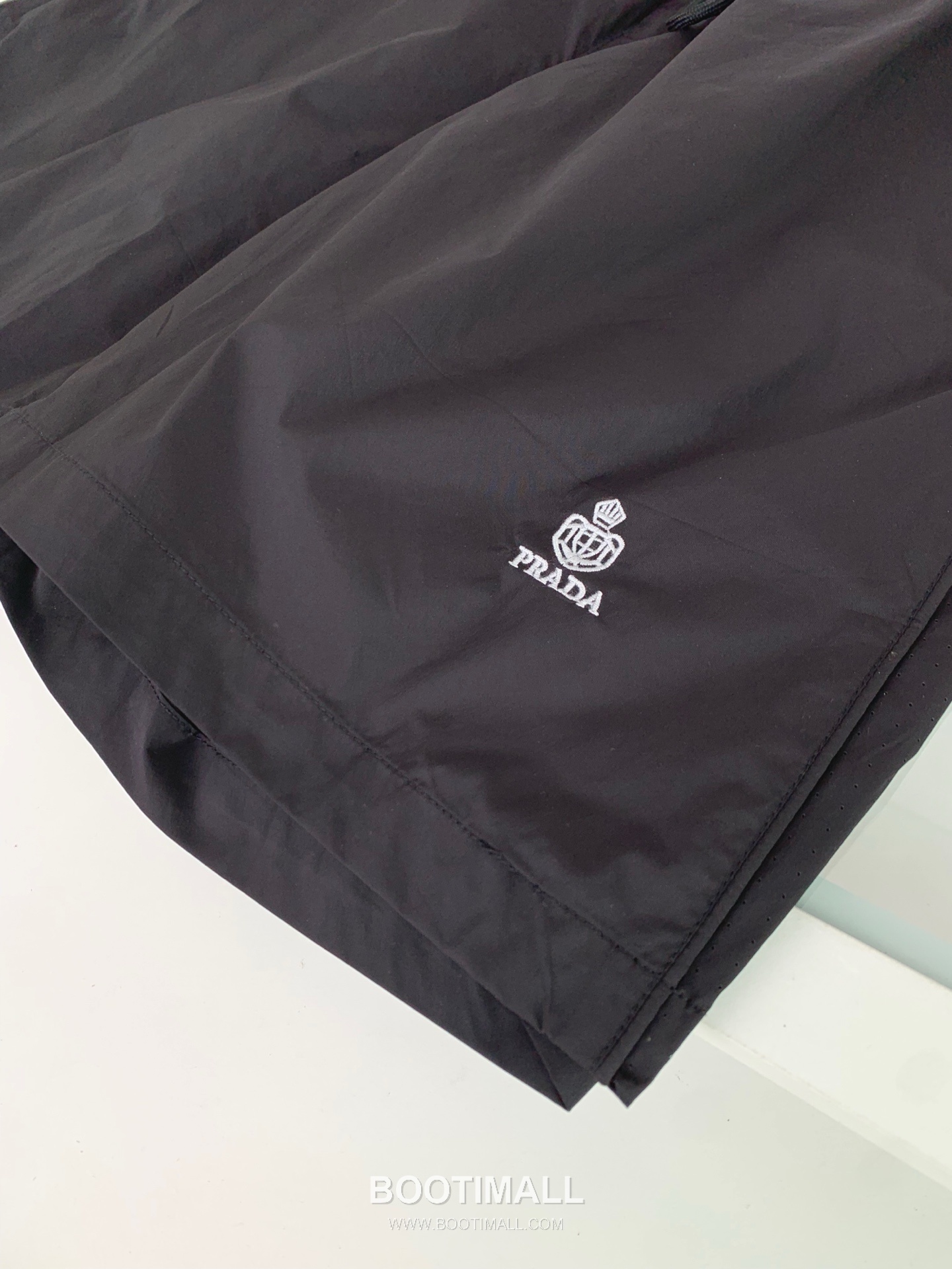 프라다 2026 SS 폴리에스터 블랙 로고 자수 레이저 펀칭 비치 쇼츠 블랙 Prada 2026 SS Polyester Black Logo Embroidered Laser Cut Beach Shorts D22543 7