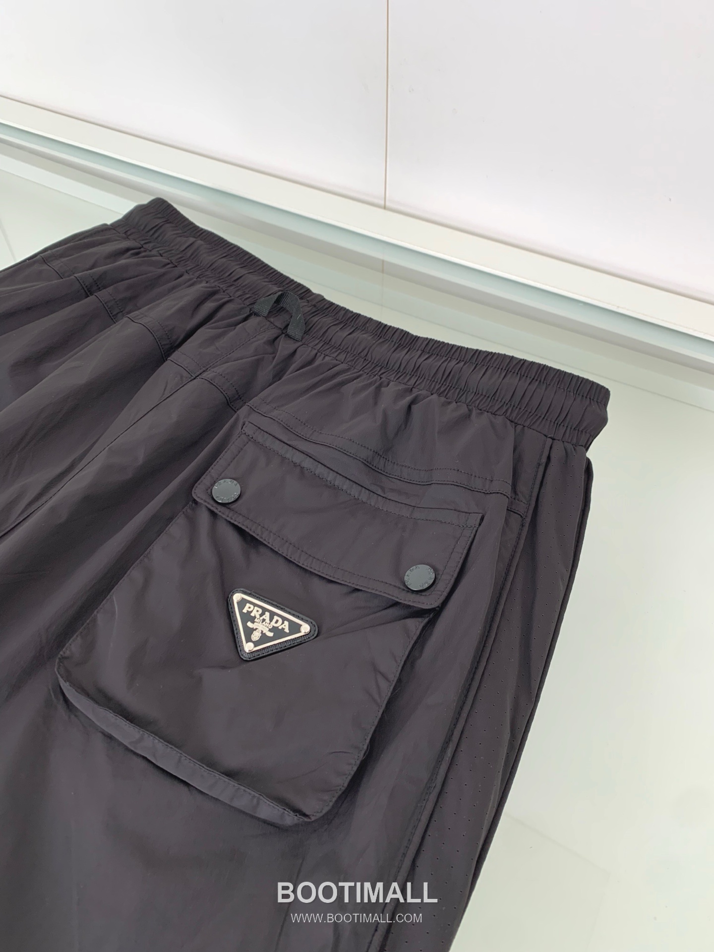 프라다 2026 SS 폴리에스터 블랙 로고 자수 레이저 펀칭 비치 쇼츠 블랙 Prada 2026 SS Polyester Black Logo Embroidered Laser Cut Beach Shorts D22543 8
