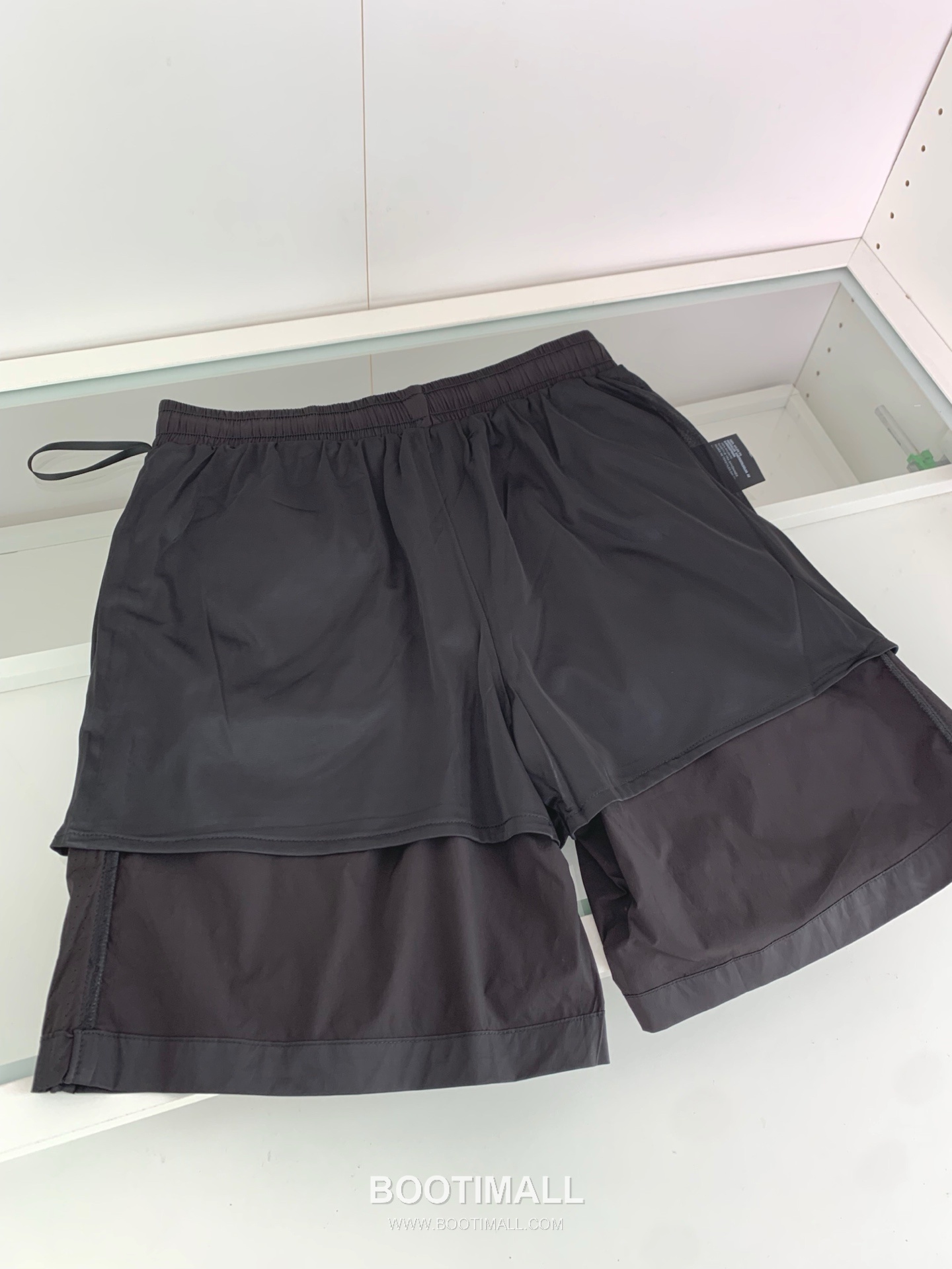 프라다 2026 SS 폴리에스터 블랙 로고 자수 레이저 펀칭 비치 쇼츠 블랙 Prada 2026 SS Polyester Black Logo Embroidered Laser Cut Beach Shorts D22543 9