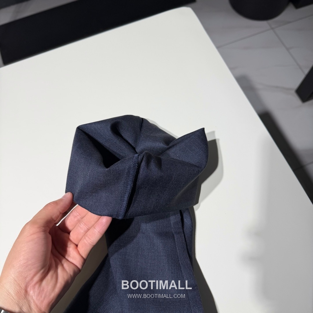 로에베 2026 SS 코튼 네이비 스트레이트핏 밴딩 슬랙스 팬츠 Loewe 2026 SS Cotton Navy Straight Fit Elastic Waist Slacks Pants D33542 15