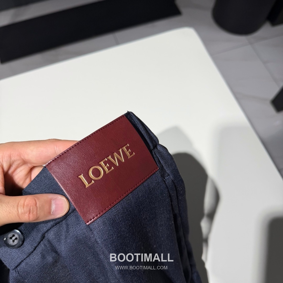 로에베 2026 SS 코튼 네이비 스트레이트핏 밴딩 슬랙스 팬츠 Loewe 2026 SS Cotton Navy Straight Fit Elastic Waist Slacks Pants D33542 16