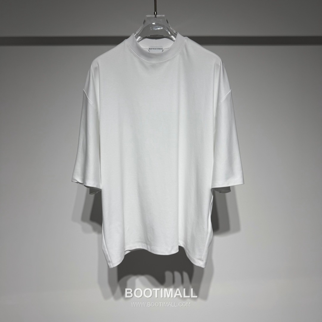 보테가베네타 2026 SS 코튼 블랙 로고 패치 백 스티치 오버핏 반팔 화이트 티셔츠 Bottega Veneta 2026 SS Cotton Black Logo Patch Back Stitch Oversized T-Shirt D27574 1