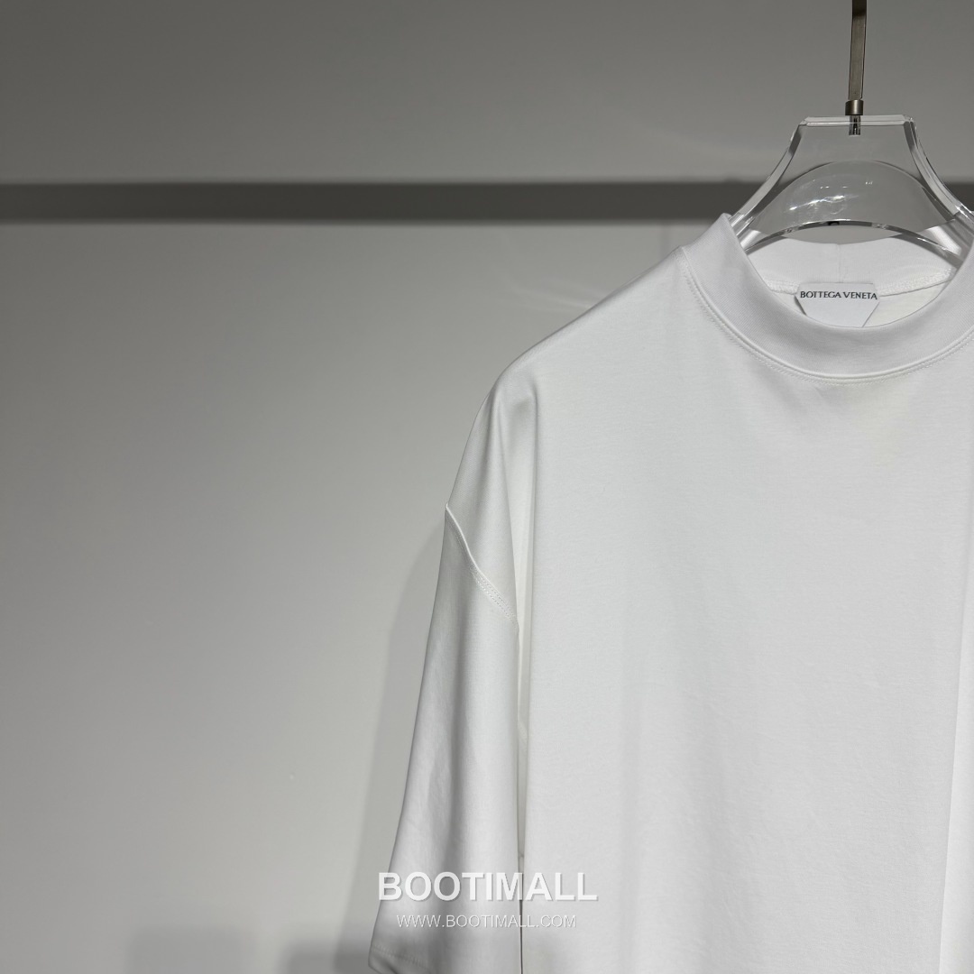 보테가베네타 2026 SS 코튼 블랙 로고 패치 백 스티치 오버핏 반팔 화이트 티셔츠 Bottega Veneta 2026 SS Cotton Black Logo Patch Back Stitch Oversized T-Shirt D27574 2