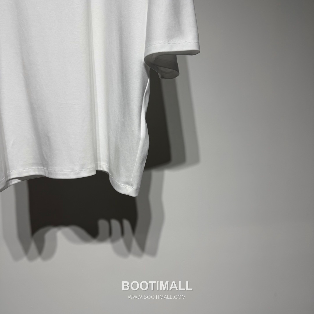 보테가베네타 2026 SS 코튼 블랙 로고 패치 백 스티치 오버핏 반팔 화이트 티셔츠 Bottega Veneta 2026 SS Cotton Black Logo Patch Back Stitch Oversized T-Shirt D27574 3