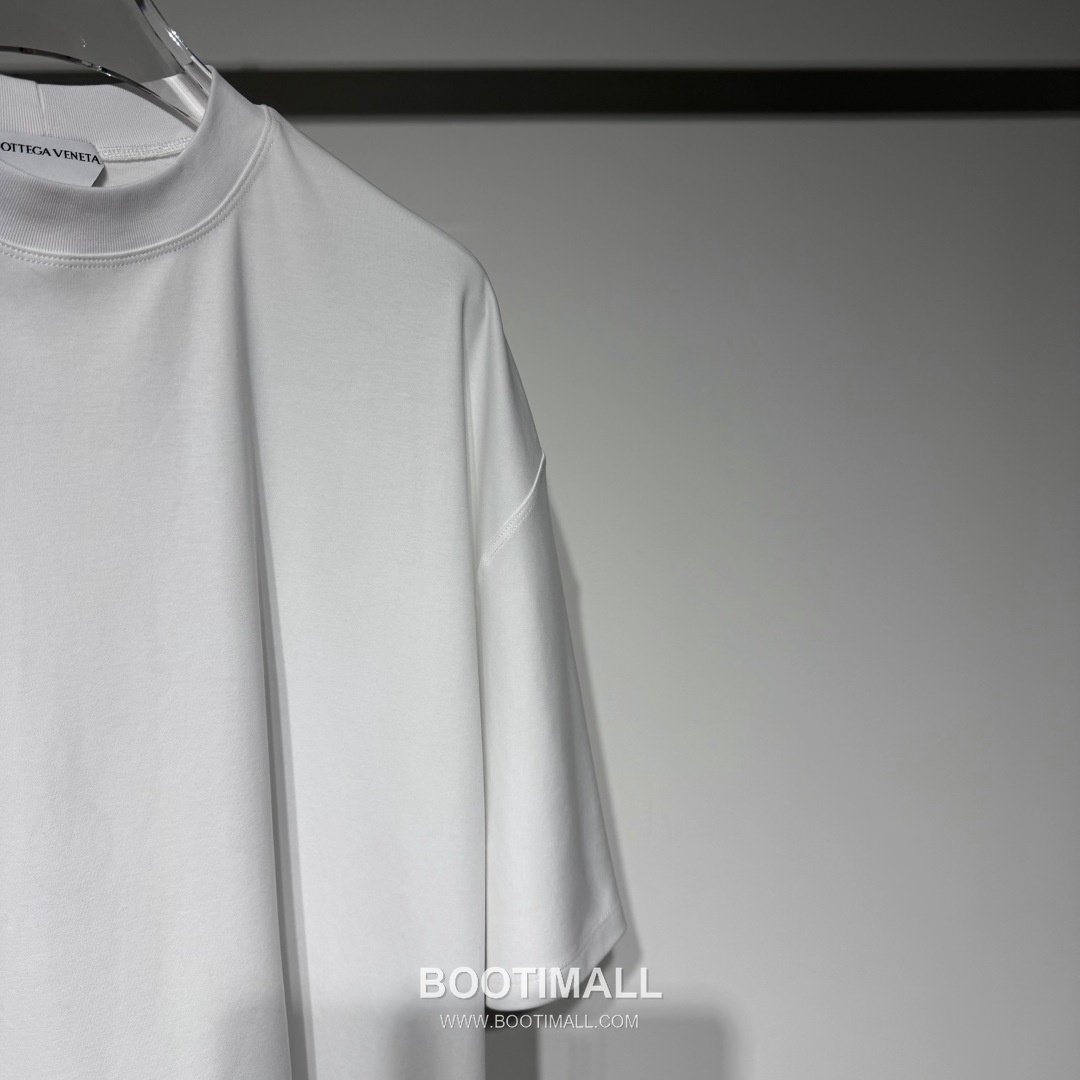 보테가베네타 2026 SS 코튼 블랙 로고 패치 백 스티치 오버핏 반팔 화이트 티셔츠 Bottega Veneta 2026 SS Cotton Black Logo Patch Back Stitch Oversized T-Shirt D27574 4
