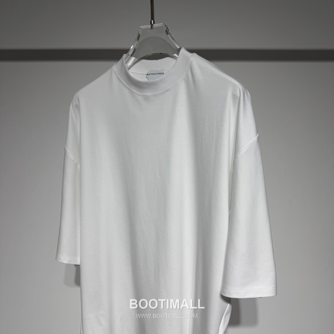 보테가베네타 2026 SS 코튼 블랙 로고 패치 백 스티치 오버핏 반팔 화이트 티셔츠 Bottega Veneta 2026 SS Cotton Black Logo Patch Back Stitch Oversized T-Shirt D27574 5