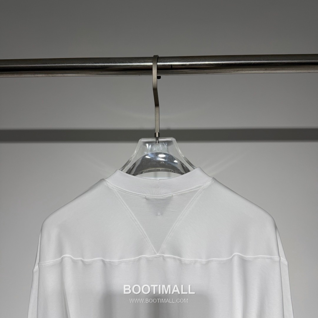 보테가베네타 2026 SS 코튼 블랙 로고 패치 백 스티치 오버핏 반팔 화이트 티셔츠 Bottega Veneta 2026 SS Cotton Black Logo Patch Back Stitch Oversized T-Shirt D27574 6