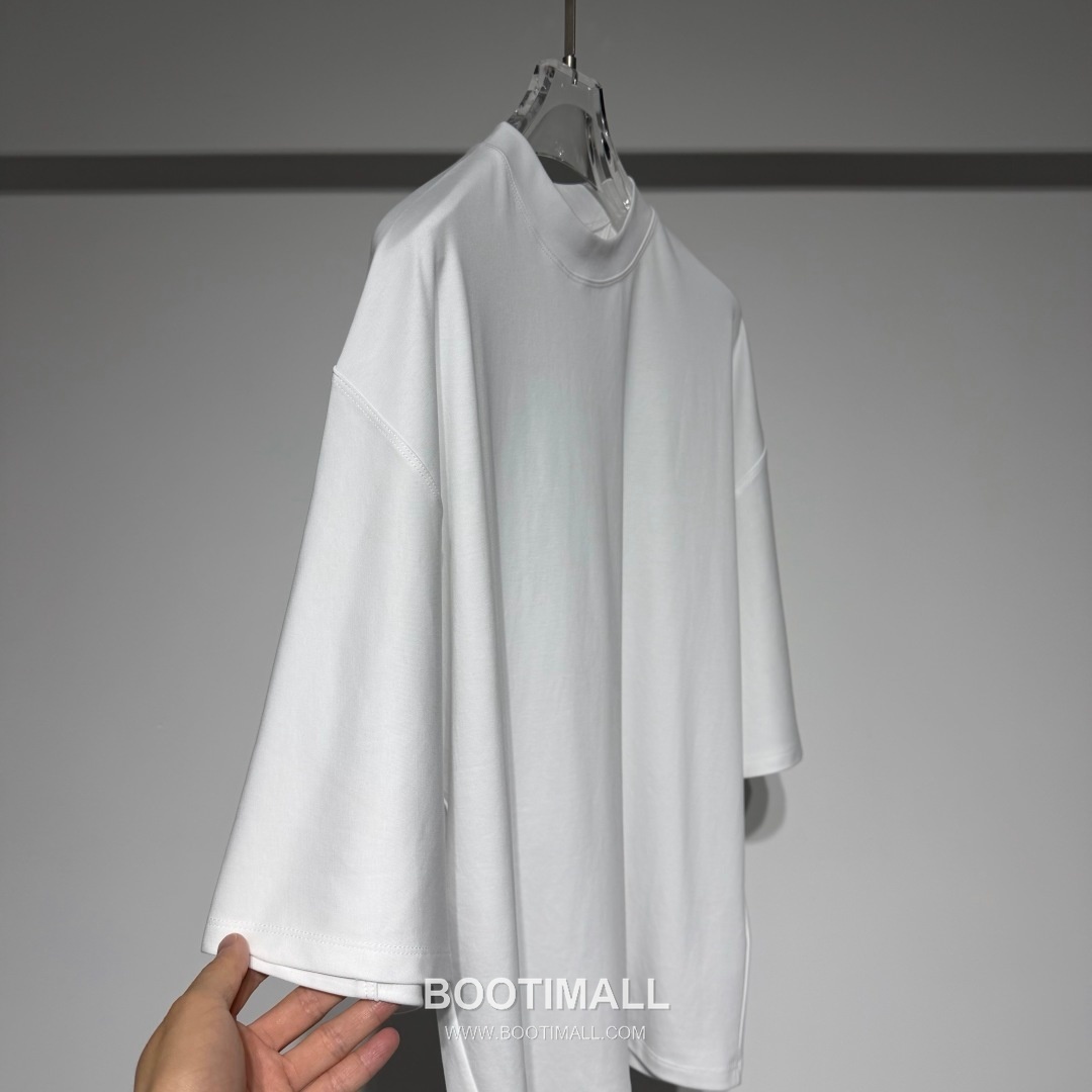 보테가베네타 2026 SS 코튼 블랙 로고 패치 백 스티치 오버핏 반팔 화이트 티셔츠 Bottega Veneta 2026 SS Cotton Black Logo Patch Back Stitch Oversized T-Shirt D27574 7