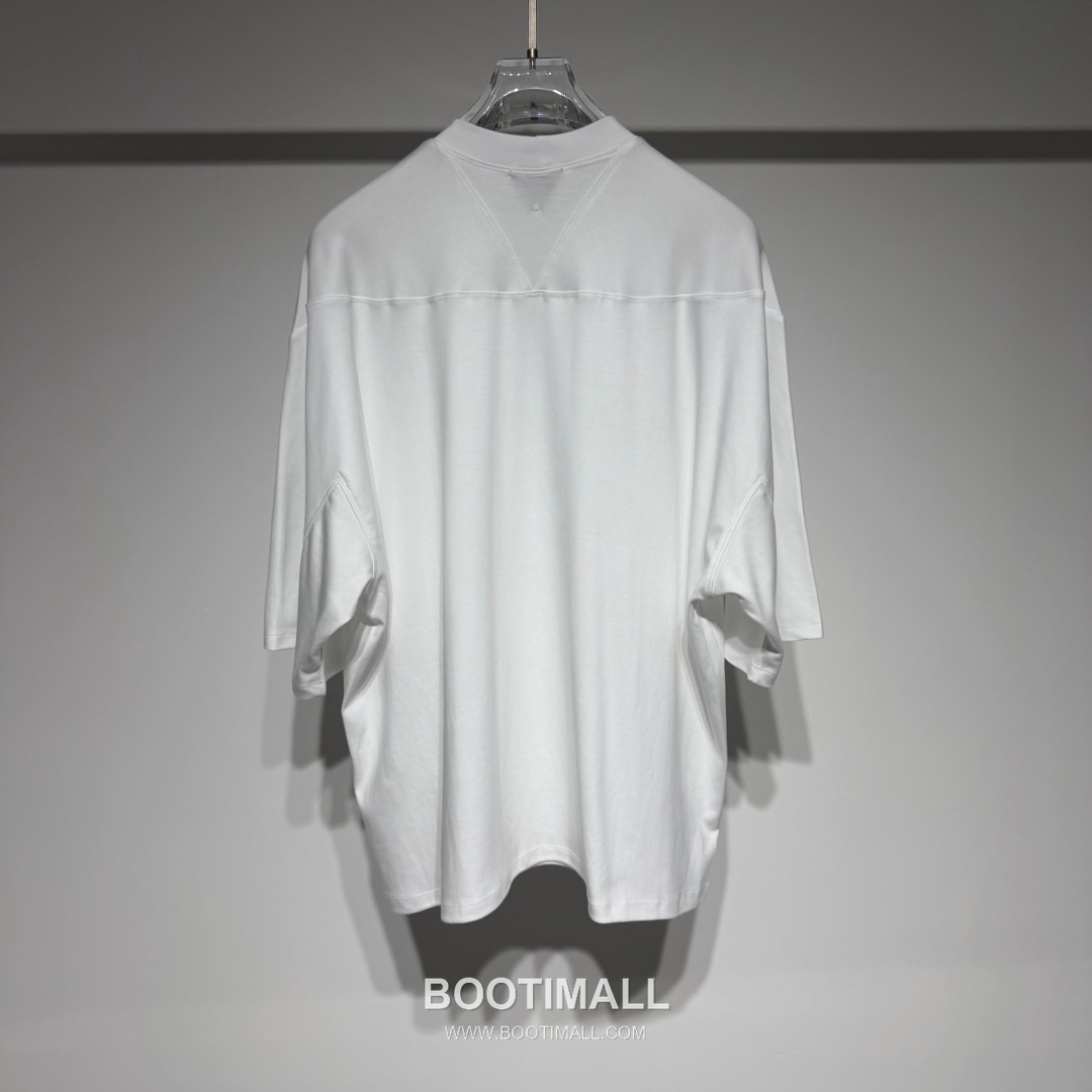 보테가베네타 2026 SS 코튼 블랙 로고 패치 백 스티치 오버핏 반팔 화이트 티셔츠 Bottega Veneta 2026 SS Cotton Black Logo Patch Back Stitch Oversized T-Shirt D27574 8