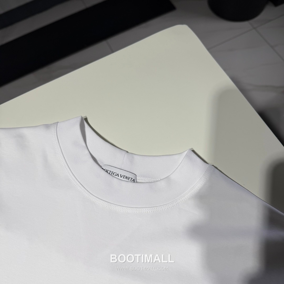 보테가베네타 2026 SS 코튼 블랙 로고 패치 백 스티치 오버핏 반팔 화이트 티셔츠 Bottega Veneta 2026 SS Cotton Black Logo Patch Back Stitch Oversized T-Shirt D27574 9