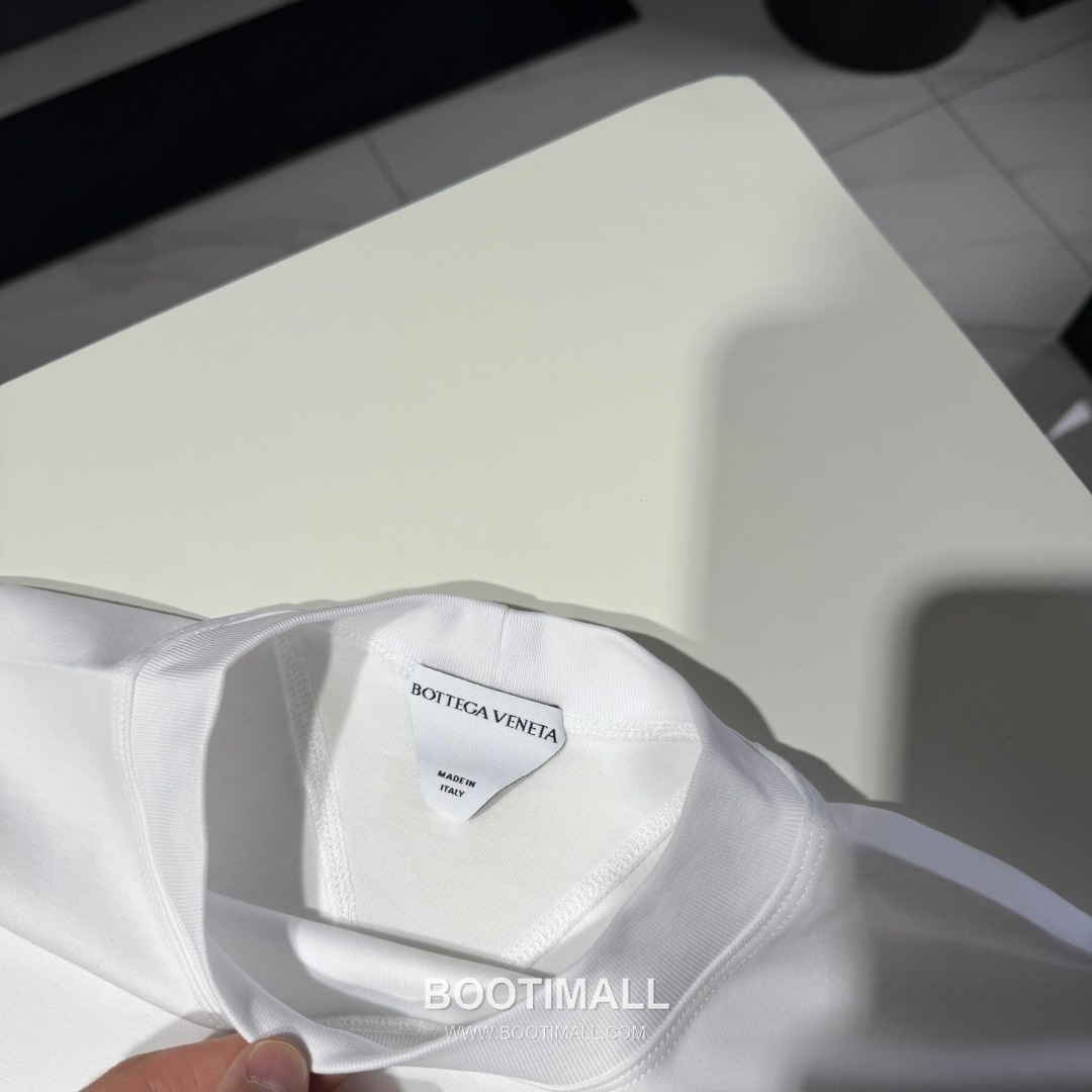 보테가베네타 2026 SS 코튼 블랙 로고 패치 백 스티치 오버핏 반팔 화이트 티셔츠 Bottega Veneta 2026 SS Cotton Black Logo Patch Back Stitch Oversized T-Shirt D27574 10