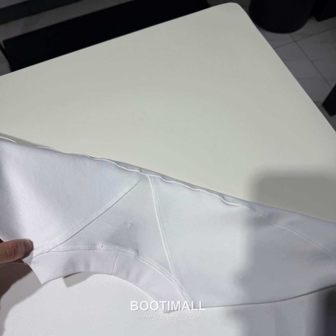 보테가베네타 2026 SS 코튼 블랙 로고 패치 백 스티치 오버핏 반팔 화이트 티셔츠 Bottega Veneta 2026 SS Cotton Black Logo Patch Back Stitch Oversized T-Shirt D27574 11