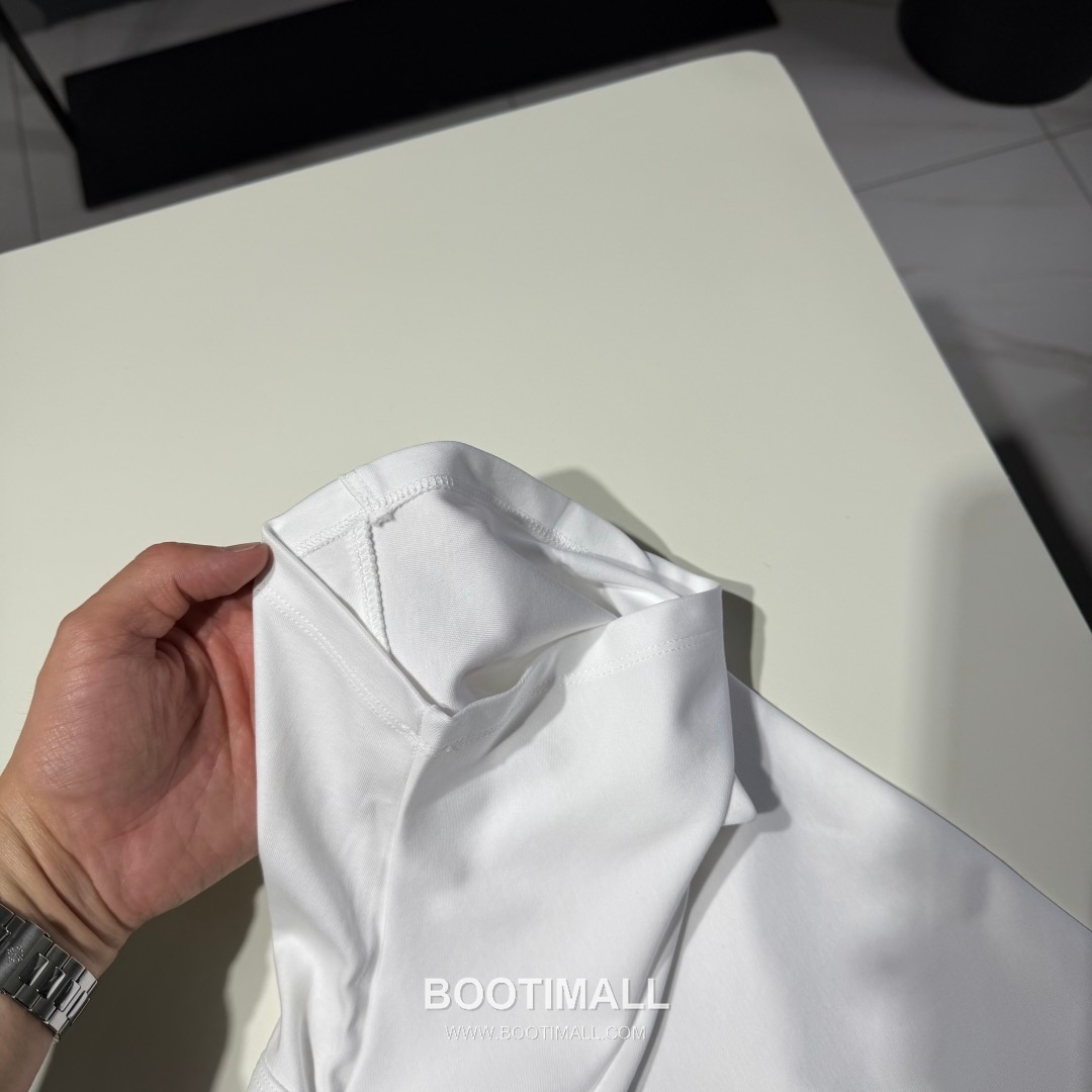 보테가베네타 2026 SS 코튼 블랙 로고 패치 백 스티치 오버핏 반팔 화이트 티셔츠 Bottega Veneta 2026 SS Cotton Black Logo Patch Back Stitch Oversized T-Shirt D27574 12