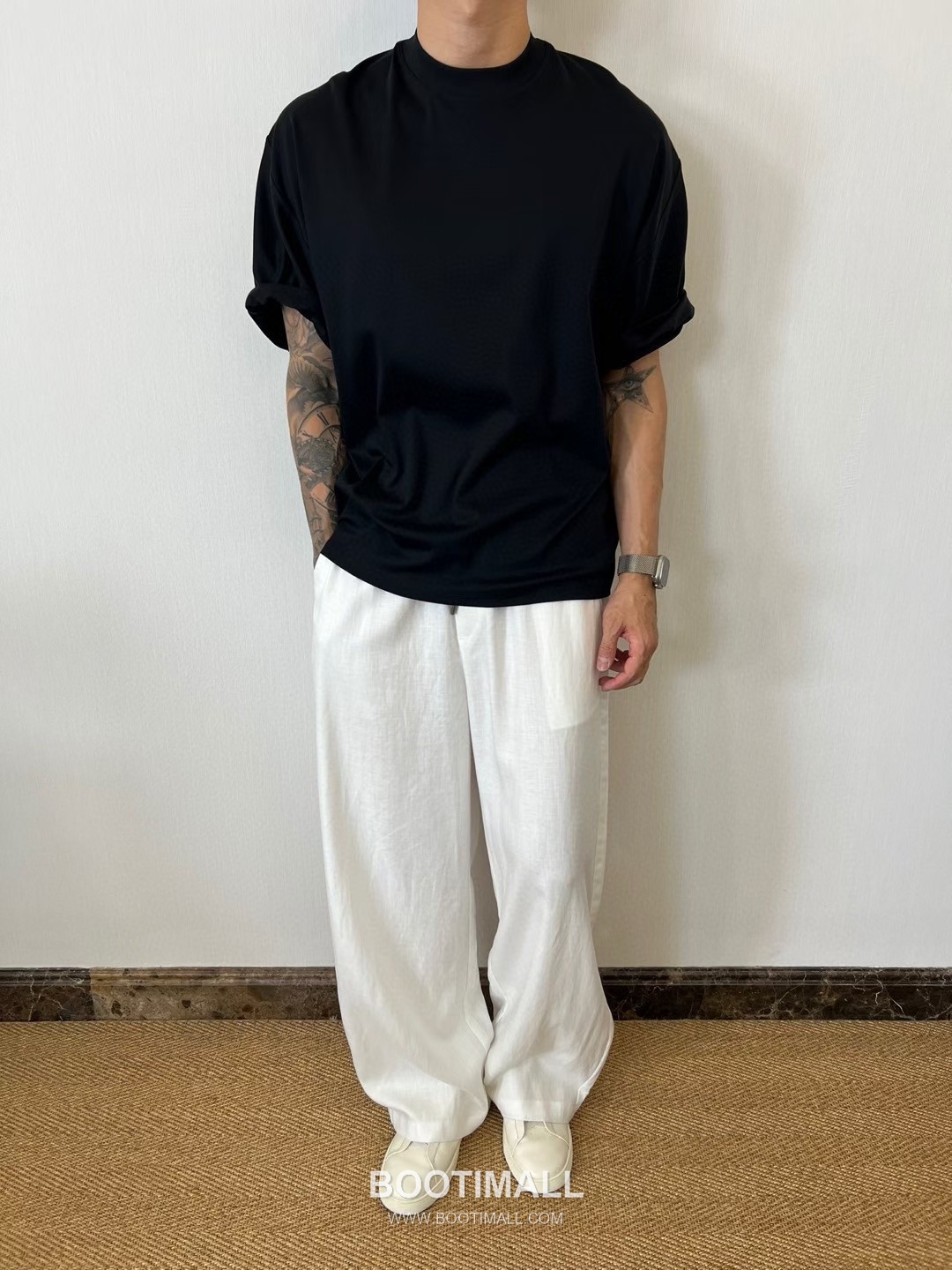 보테가베네타 2026 SS 코튼 블랙 로고 패치 백 스티치 오버핏 반팔 블랙 티셔츠 Bottega Veneta 2026 SS Cotton Black Logo Patch Back Stitch Oversized T-Shirt D27574 1